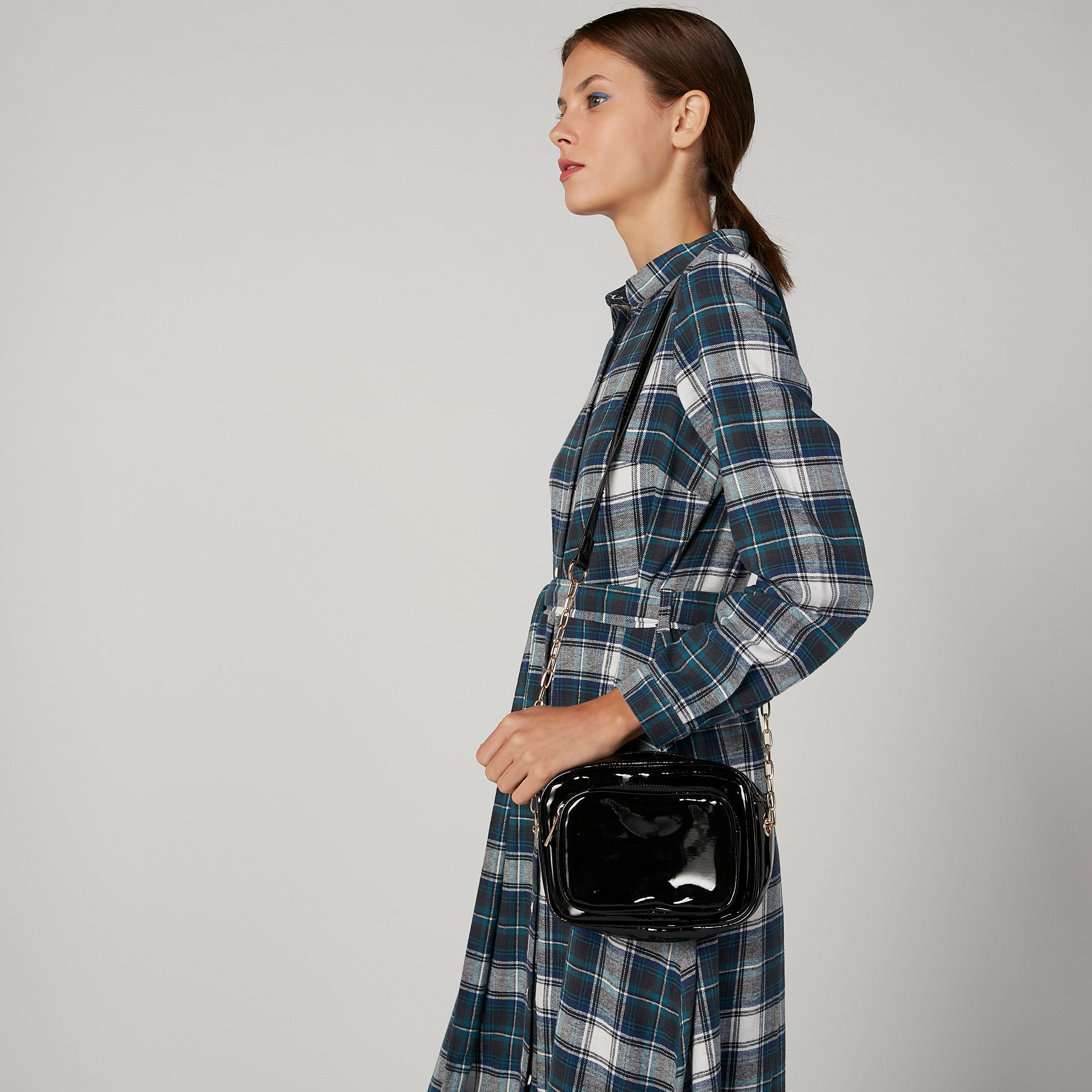 شنطة كروس بودي لامعة بسلسلة ميتاليك-women-bagsandwallets-handbags-image-2