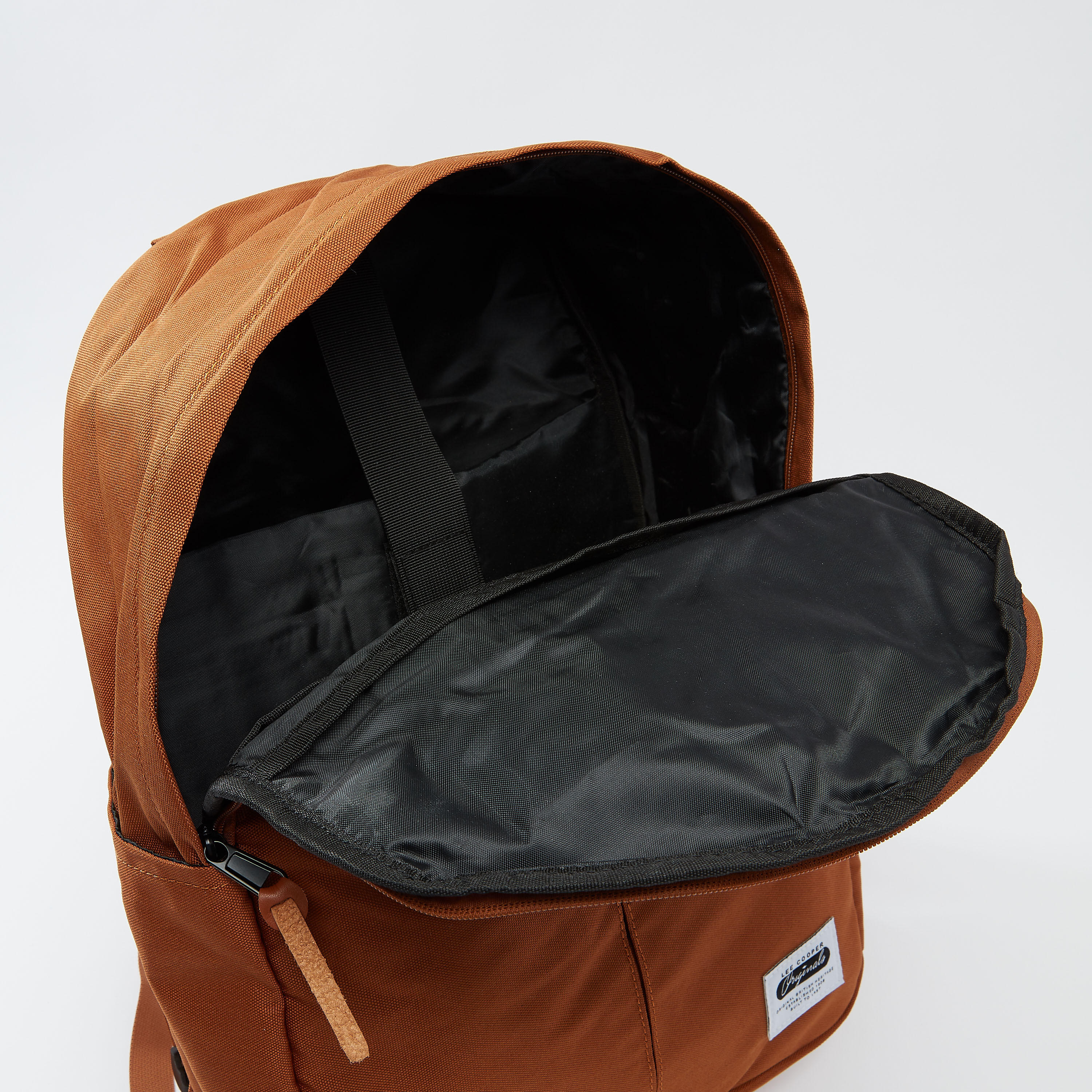 شنطة ظهر بارزة الملمس بسحاب إغلاق وحمالات كتف قابلة للتعديل-men-bags-image-1