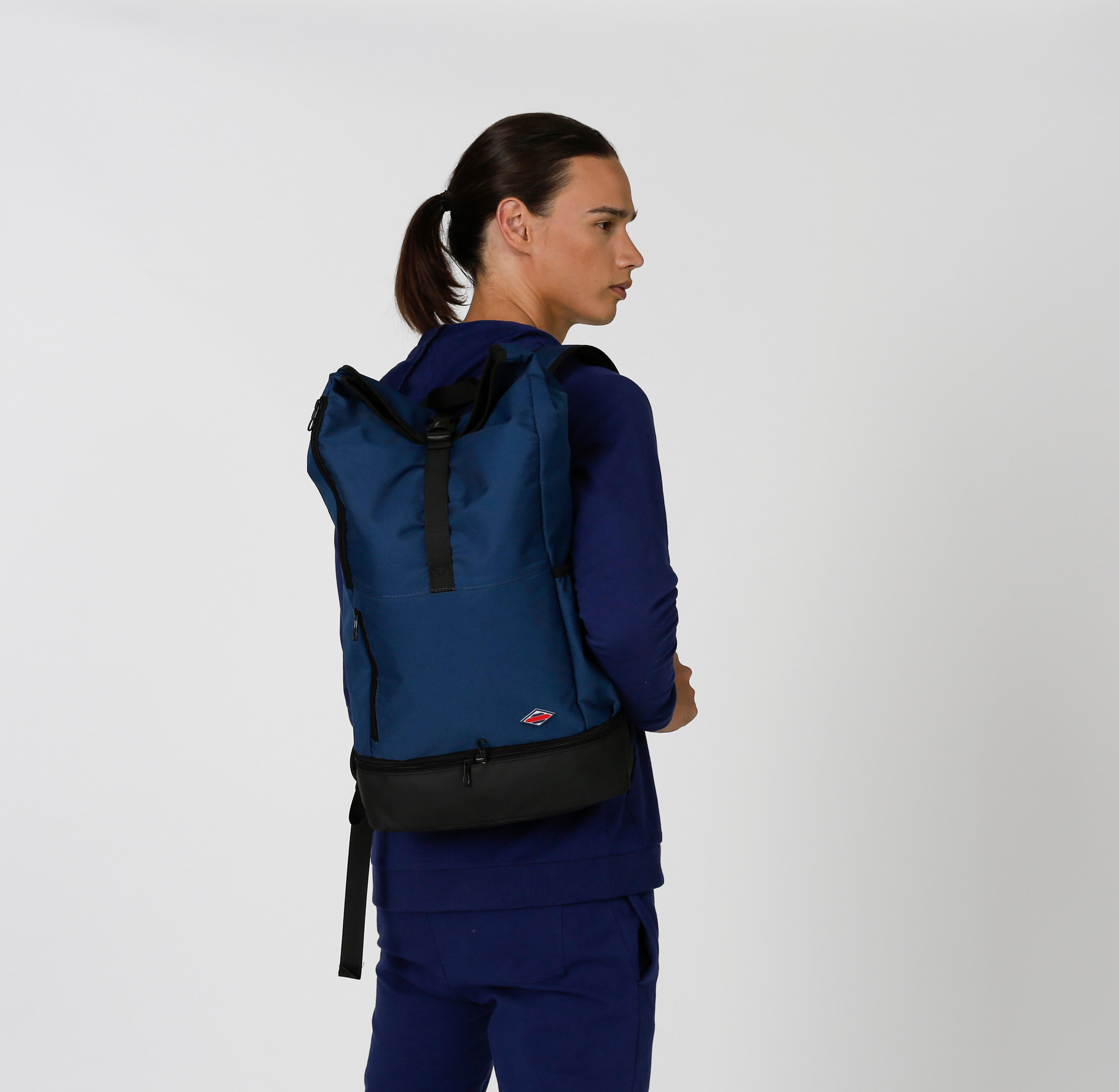 شنطة ظهر سادة بإبزيم إغلاق وحمّالات قابلة للتعديل-men-bags-image-5