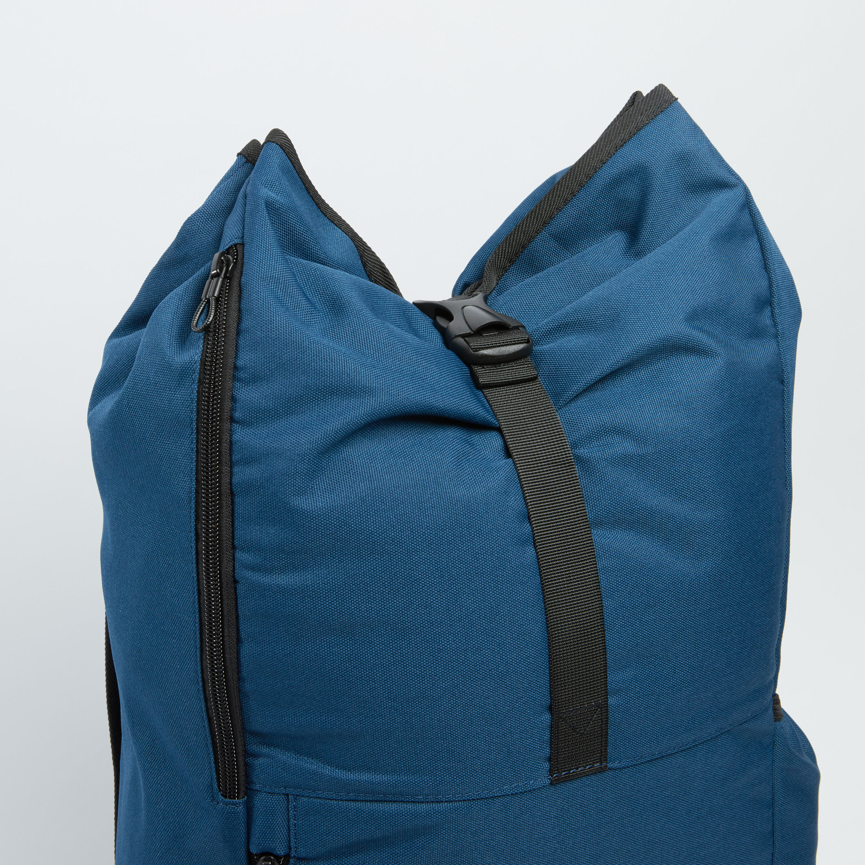 شنطة ظهر سادة بإبزيم إغلاق وحمّالات قابلة للتعديل-men-bags-image-4