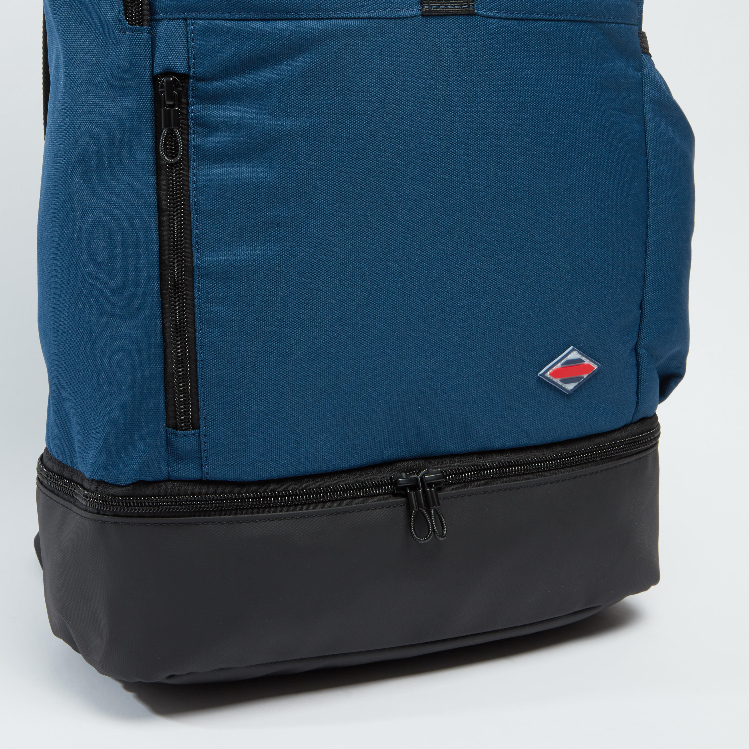 شنطة ظهر سادة بإبزيم إغلاق وحمّالات قابلة للتعديل-men-bags-image-3