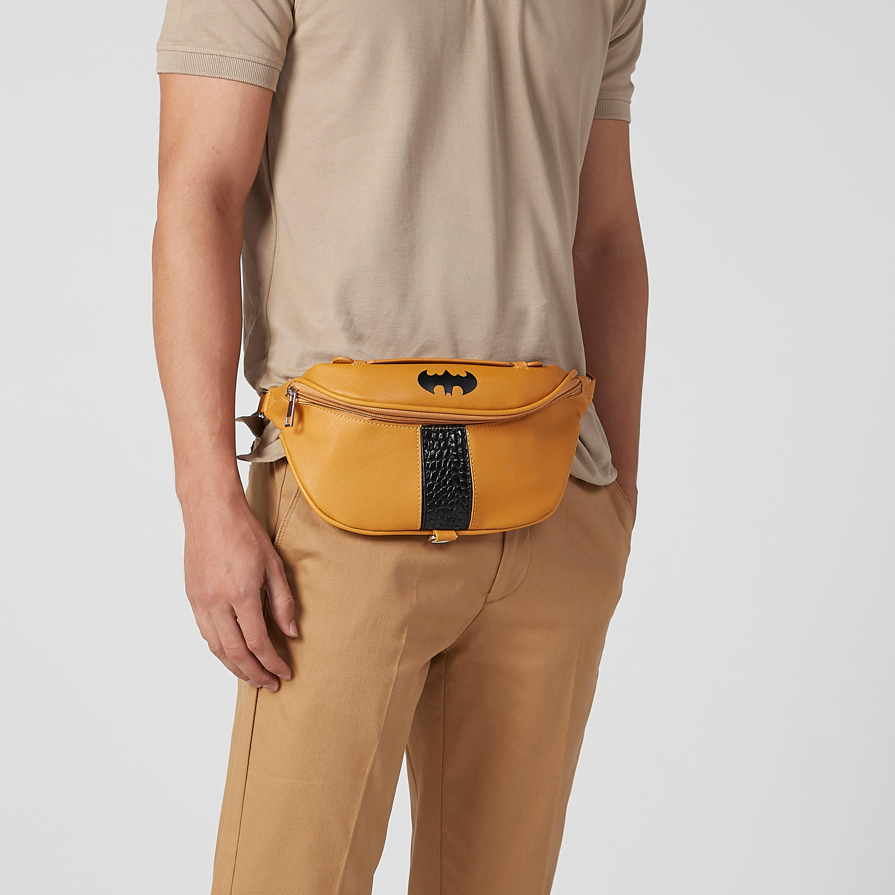 شنطة خصر بحزام قابل للتعديل وسحّاب إغلاق وطبعات باتمان-men-bags-image-5