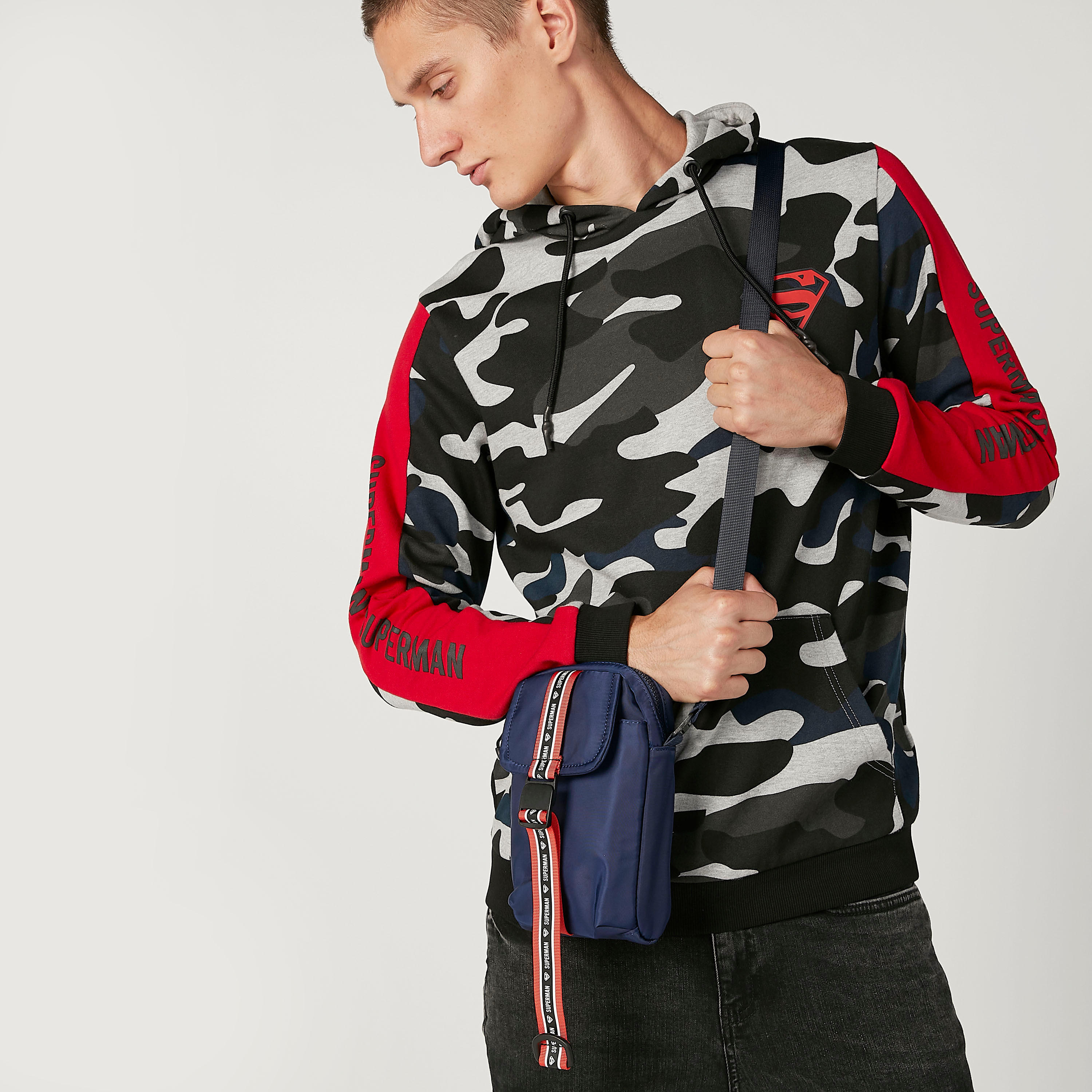 شنطة كروس بودي بسحاب إغلاق وحمالة قابلة للفصل وطبعات سوبرمان-men-bags-image-2