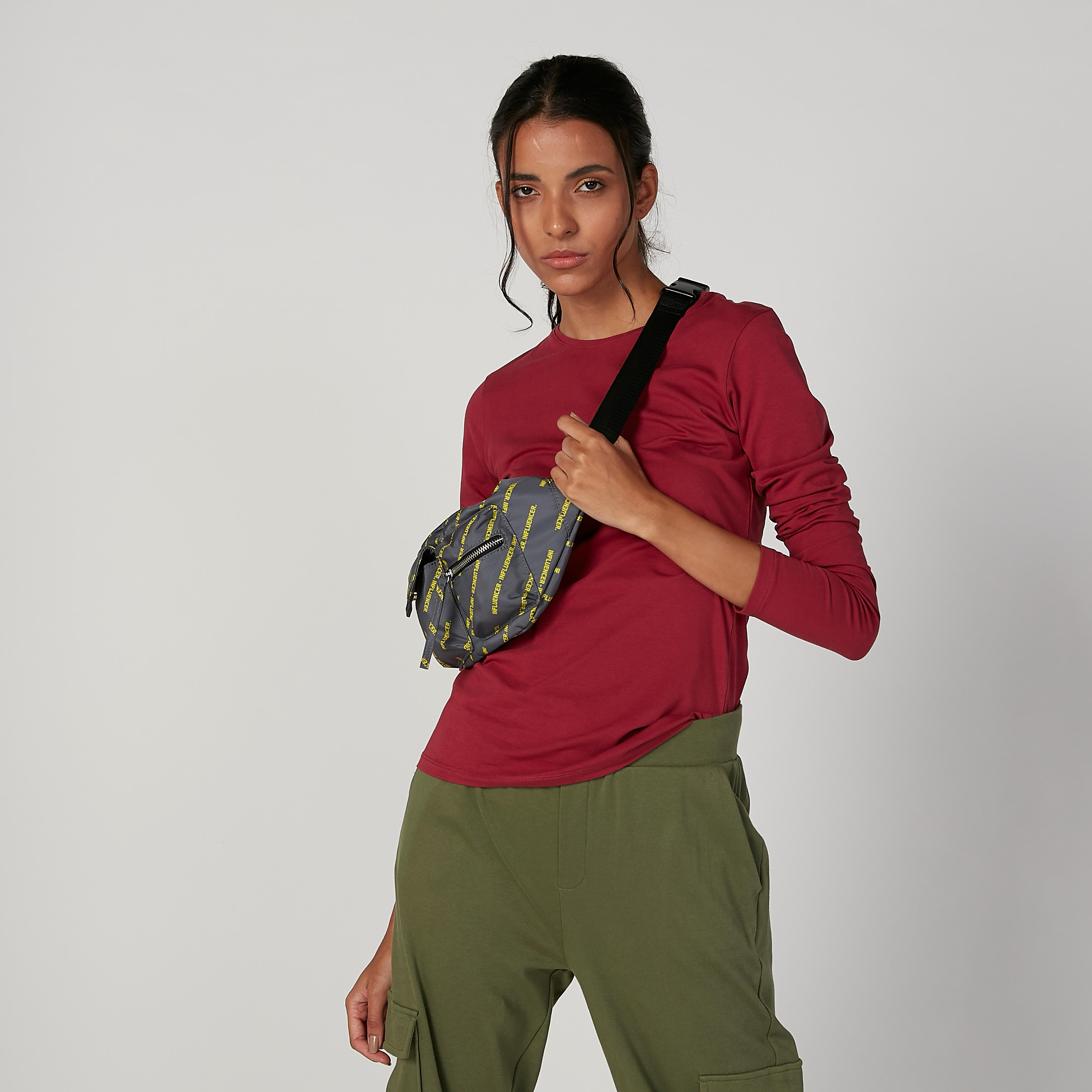 شنطة خصر بحزام قابل للتعديل وإبزيم إغلاق وطبعات-women-bagsandwallets-handbags-image-4