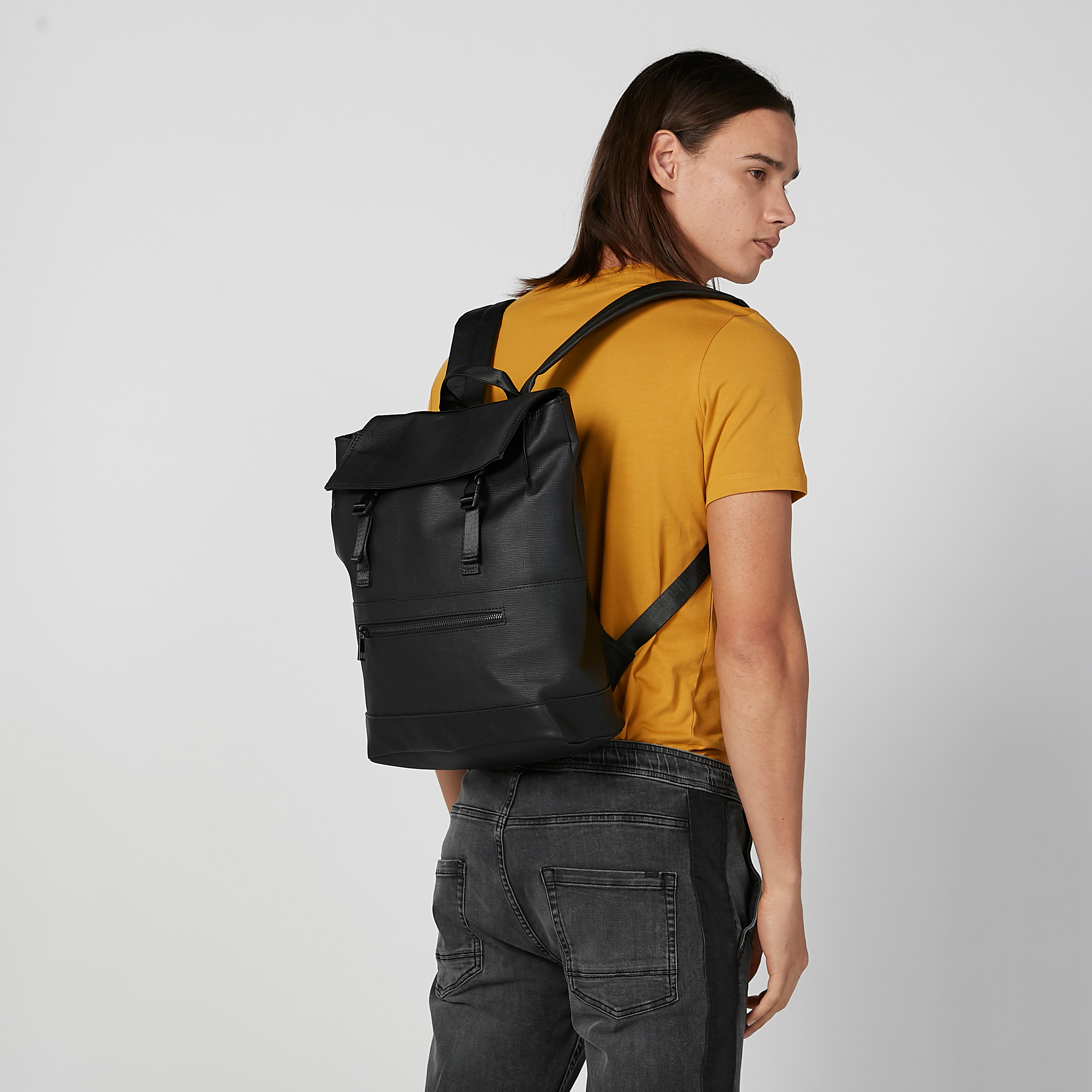 شنطة ظهر سادة بطيّة وإبزيم إغلاق وحمّالات كتف قابلة للتعديل-men-bags-image-5