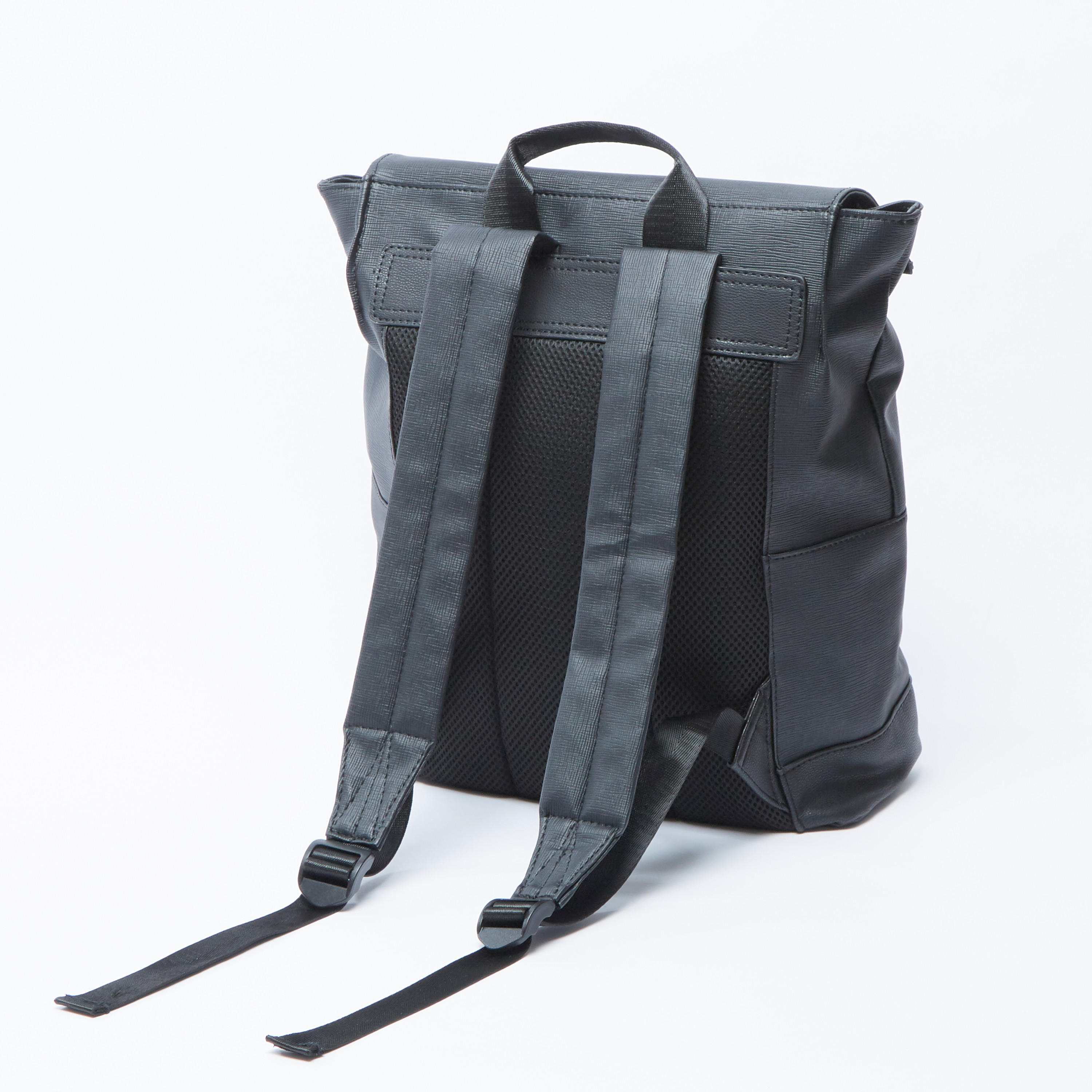 شنطة ظهر سادة بطيّة وإبزيم إغلاق وحمّالات كتف قابلة للتعديل-men-bags-image-3