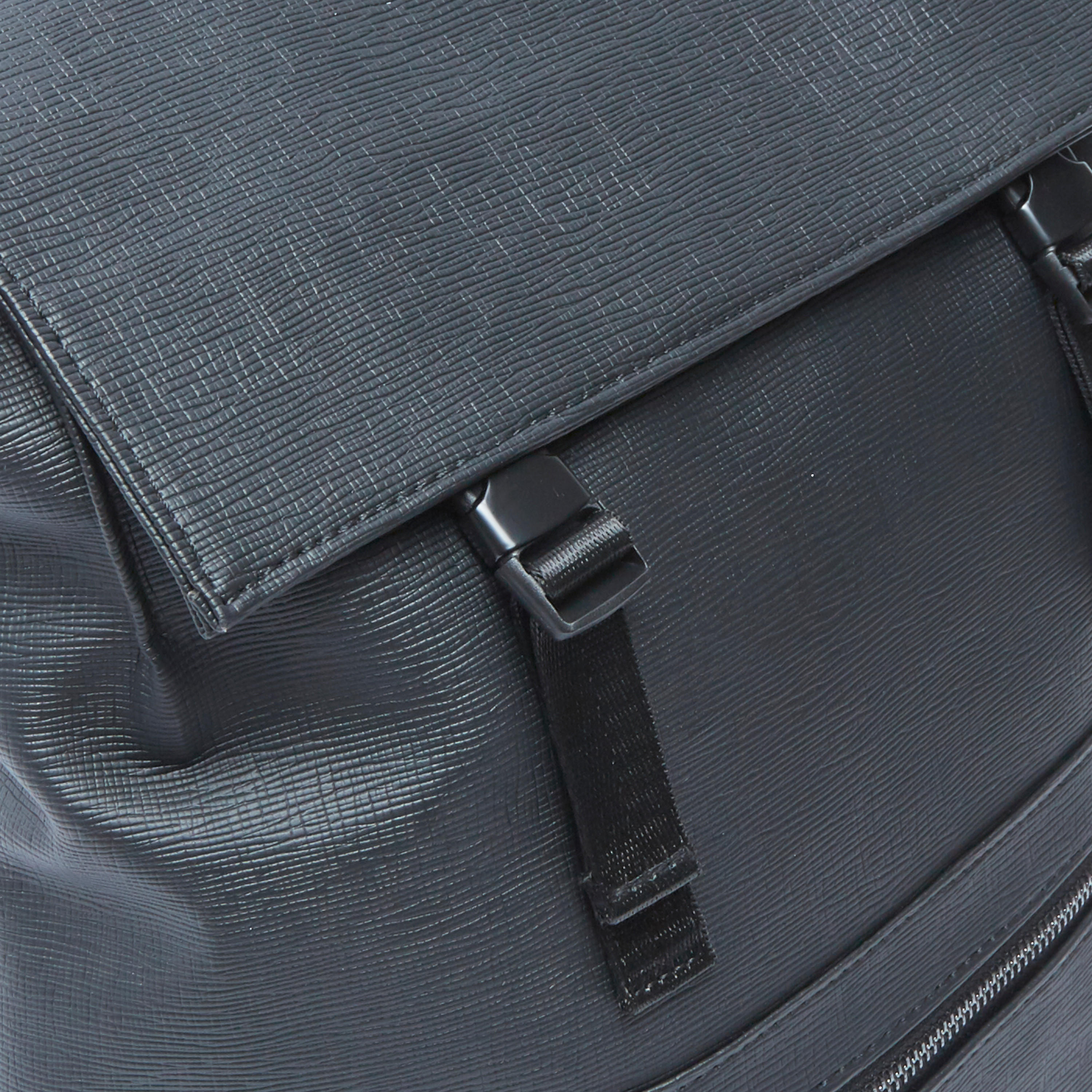 شنطة ظهر سادة بطيّة وإبزيم إغلاق وحمّالات كتف قابلة للتعديل-men-bags-image-2