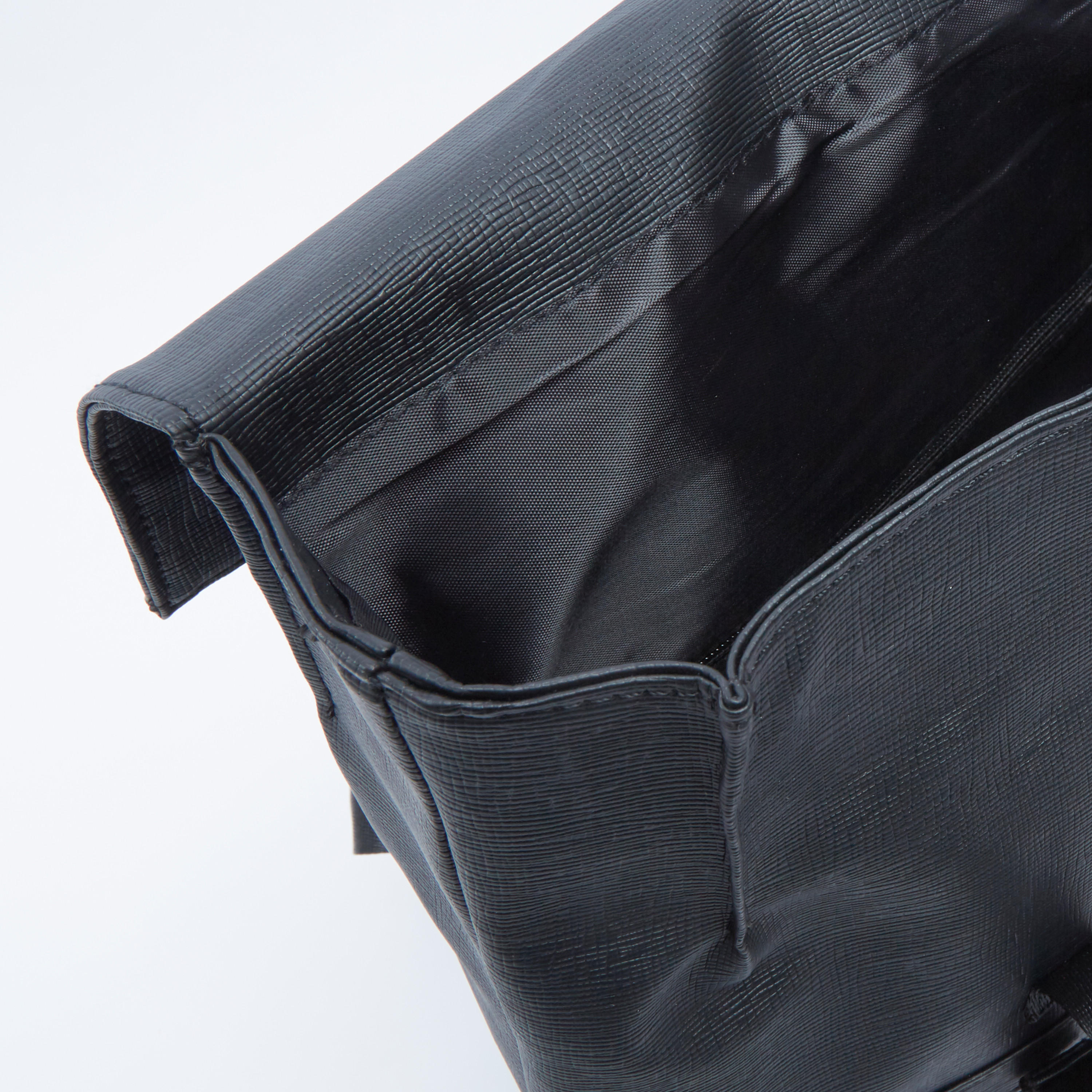 شنطة ظهر سادة بطيّة وإبزيم إغلاق وحمّالات كتف قابلة للتعديل-men-bags-image-1