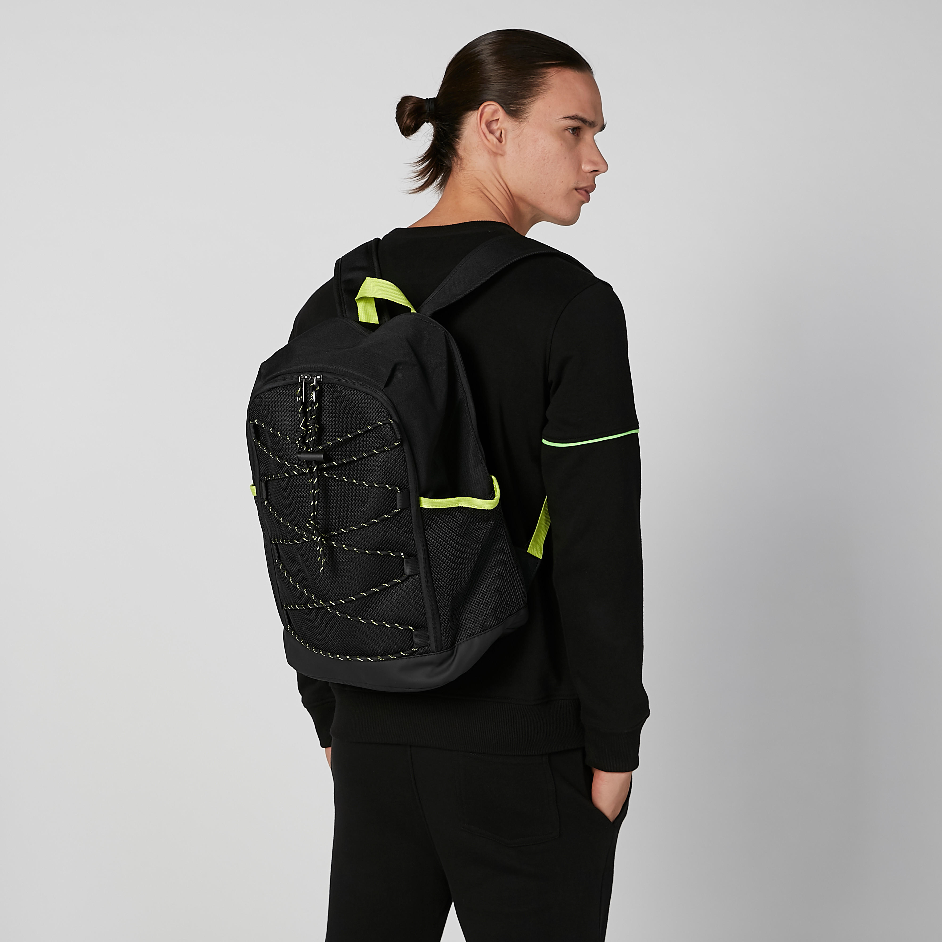 شنطة ظهر بارزة الملمس بحمّالات كتف قابلة للتعديل ومقبض علوي-men-bags-image-5
