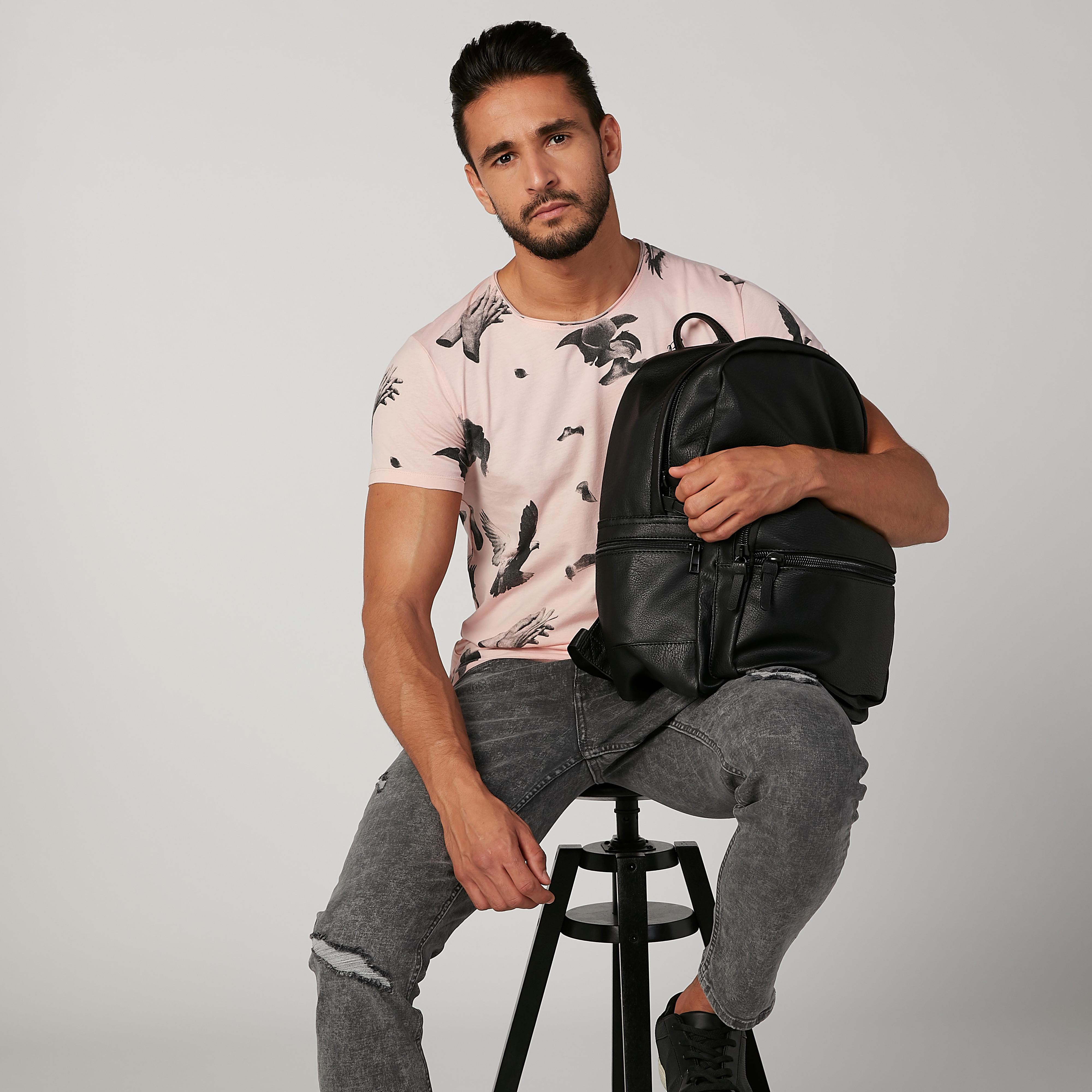 شنطة ظهر بارزة الملمس بحمّالات قابلة للتعديل-men-bags-image-4