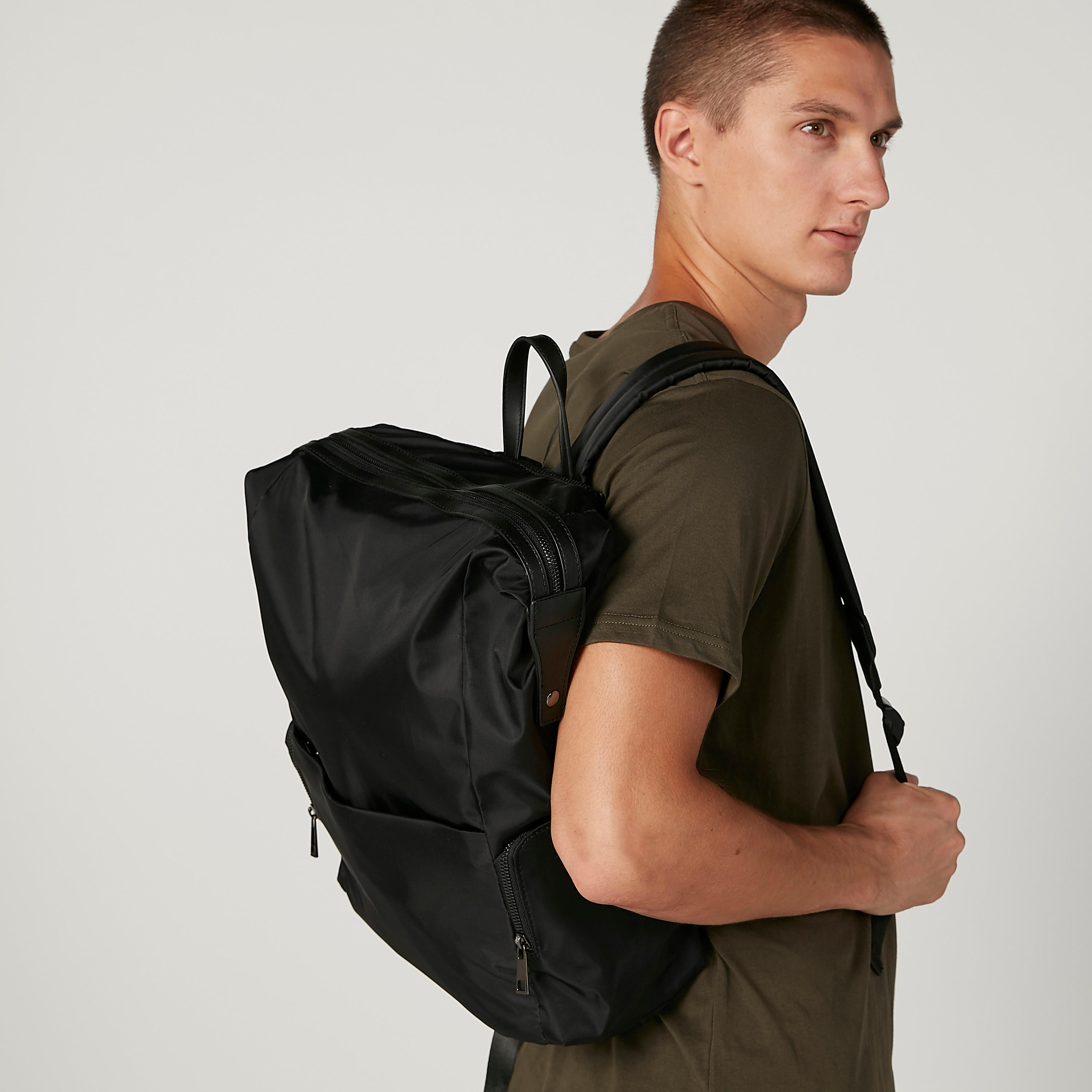 شنطة ظهر سادة بسحّاب إغلاق وحمّالات كتف قابلة للتعديل-men-bags-image-4