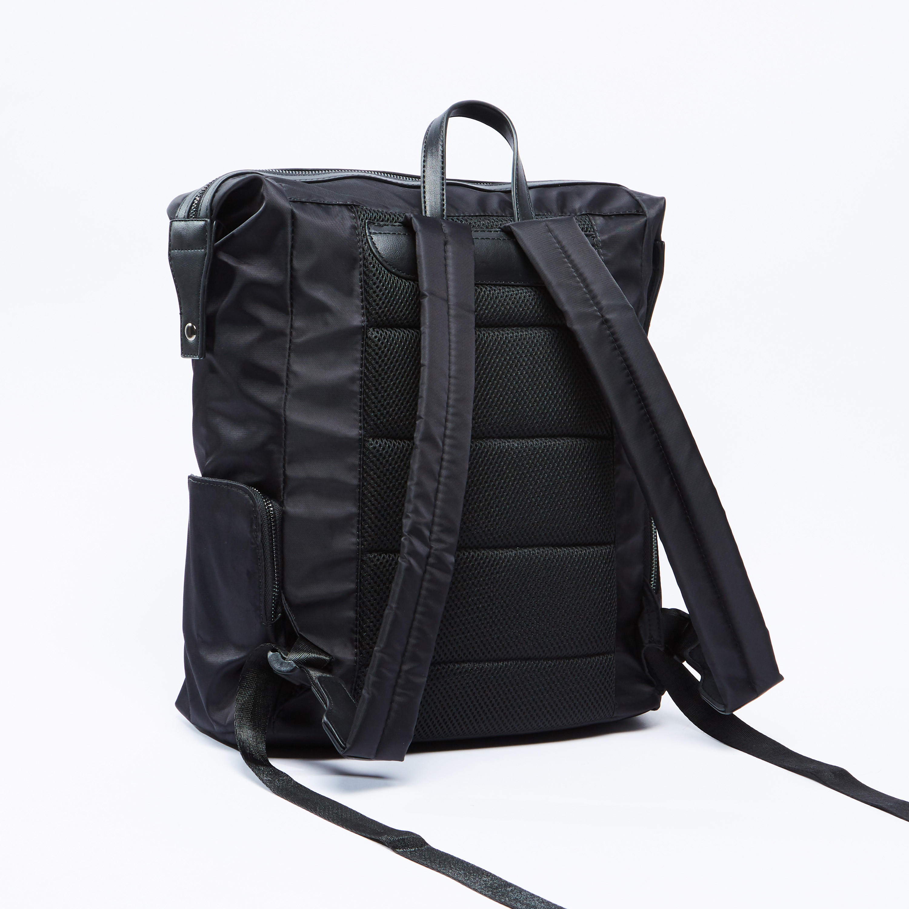 شنطة ظهر سادة بسحّاب إغلاق وحمّالات كتف قابلة للتعديل-men-bags-image-3