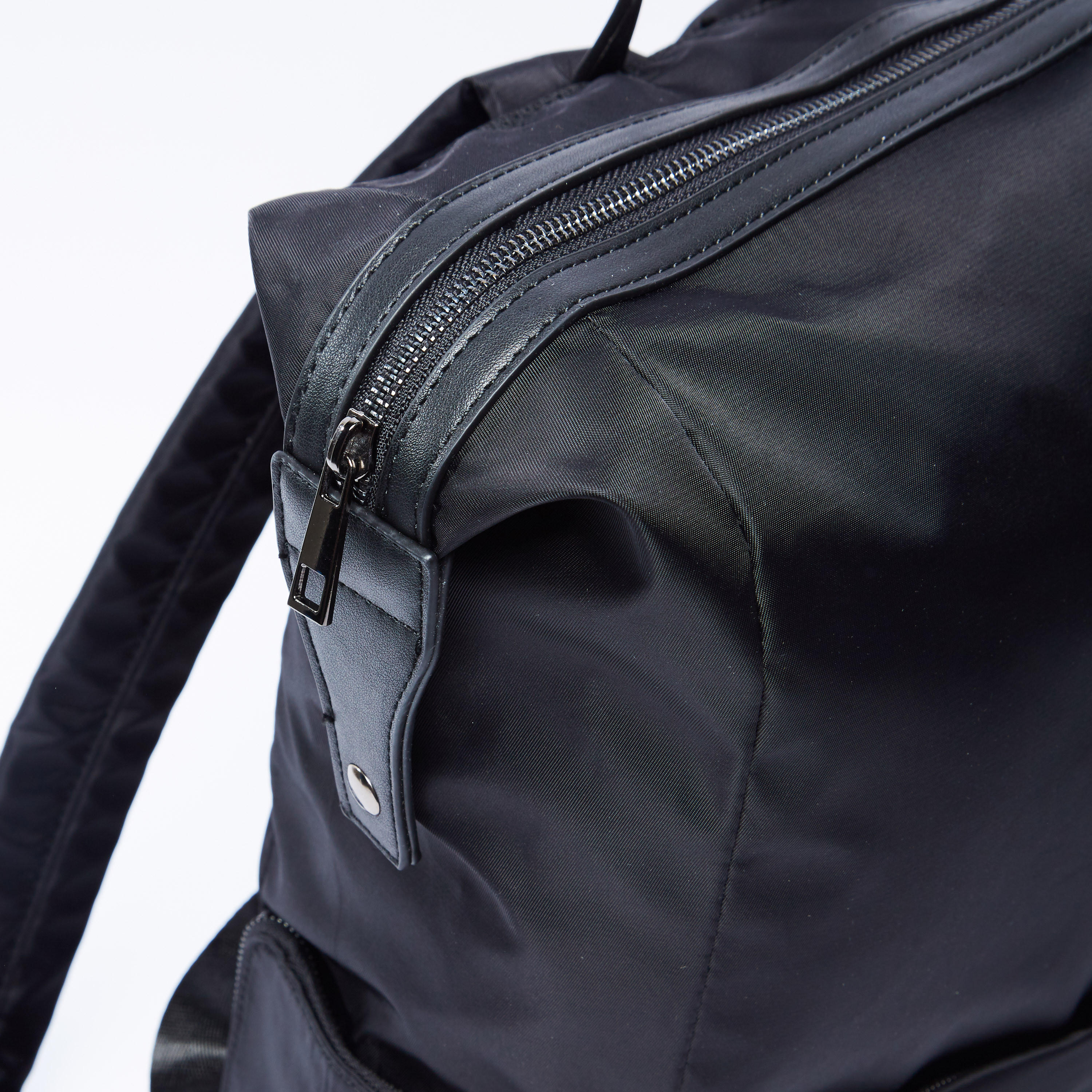 شنطة ظهر سادة بسحّاب إغلاق وحمّالات كتف قابلة للتعديل-men-bags-image-2