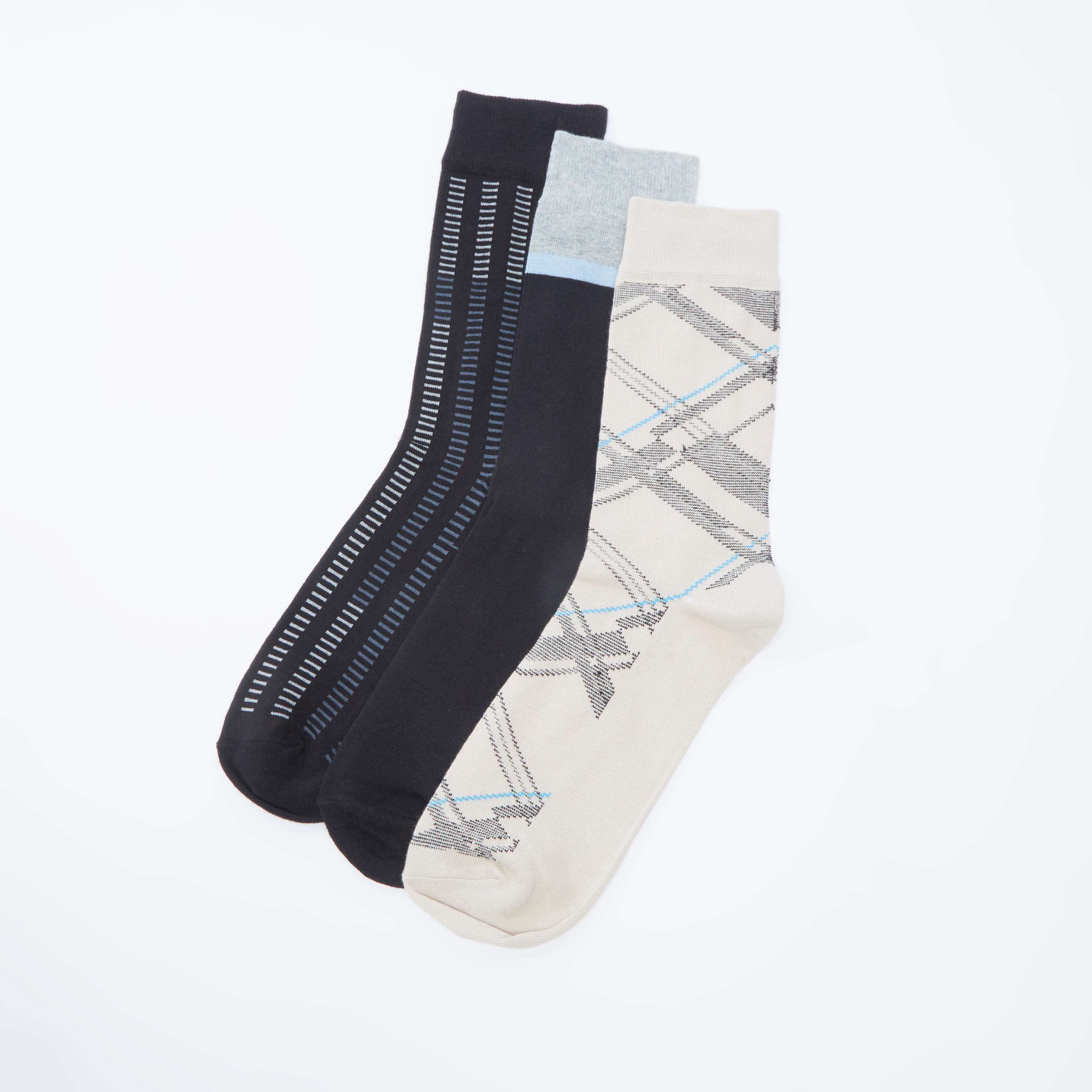 جوارب متنوعة بطول أعلى الكاحل بحواف أساور - طقم من 3 أزواج-men-socks-image-1