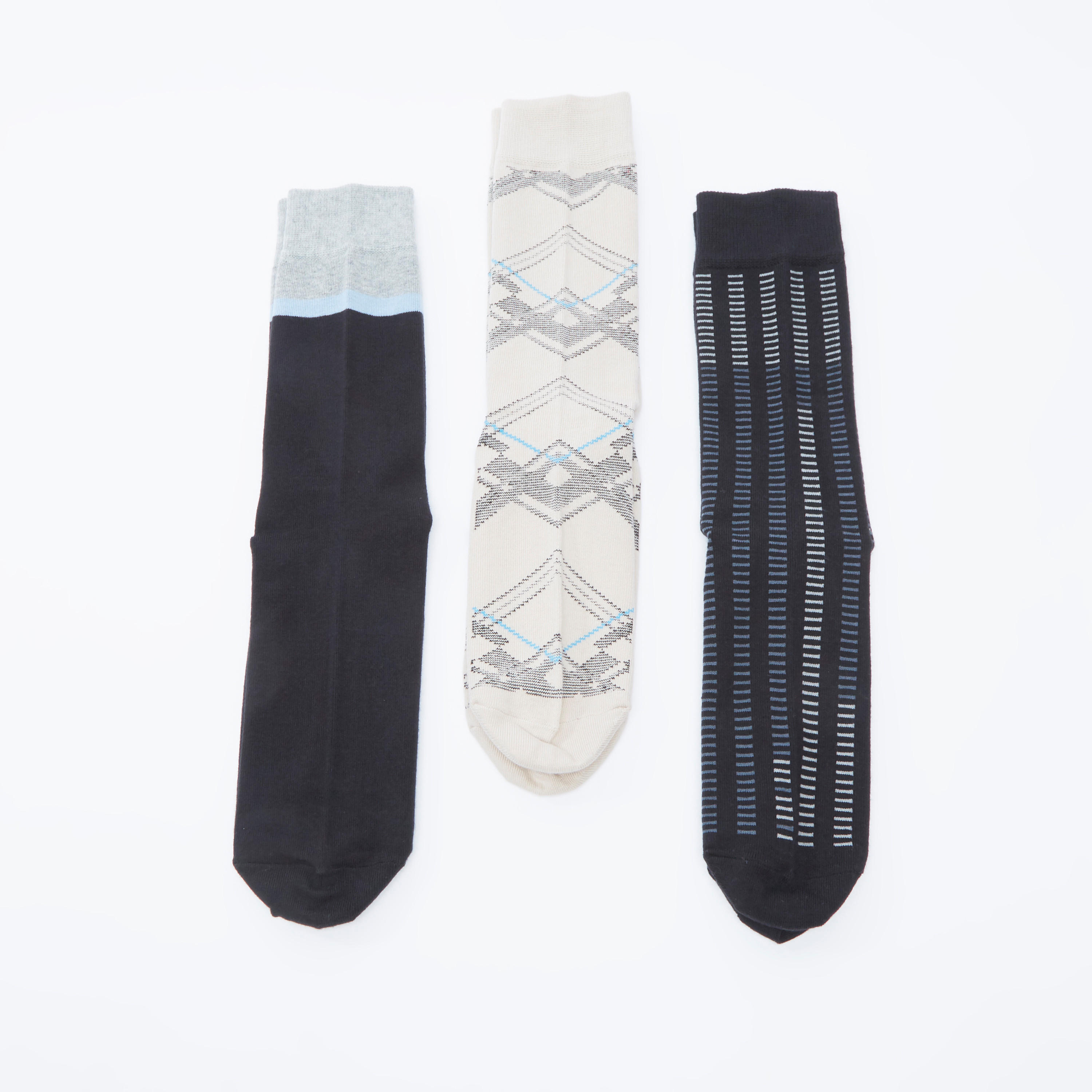 جوارب متنوعة بطول أعلى الكاحل بحواف أساور - طقم من 3 أزواج-men-socks-image-3