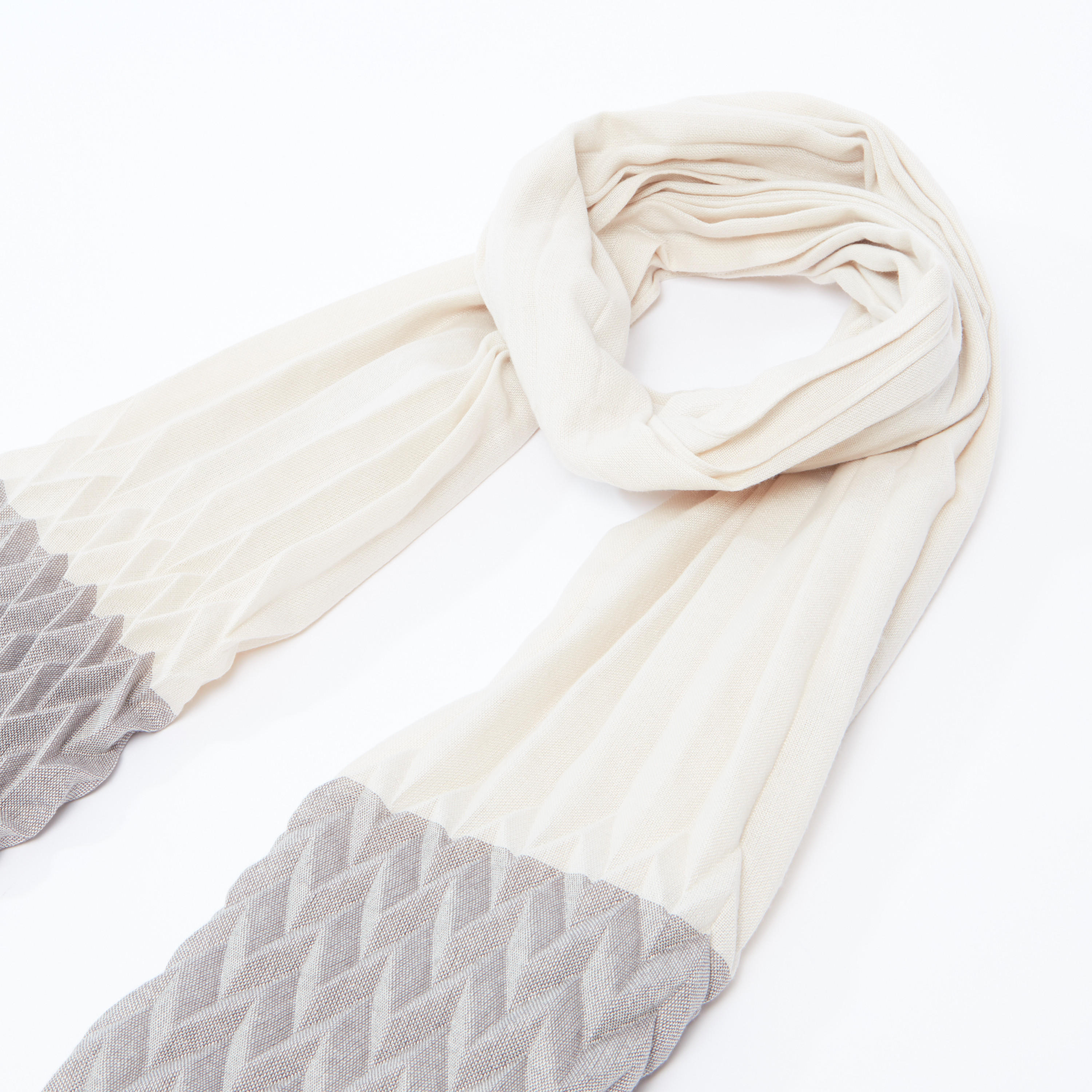 وشاح بملمس بارز وشراشيب-women-clothingaccessories-scarves-image-3