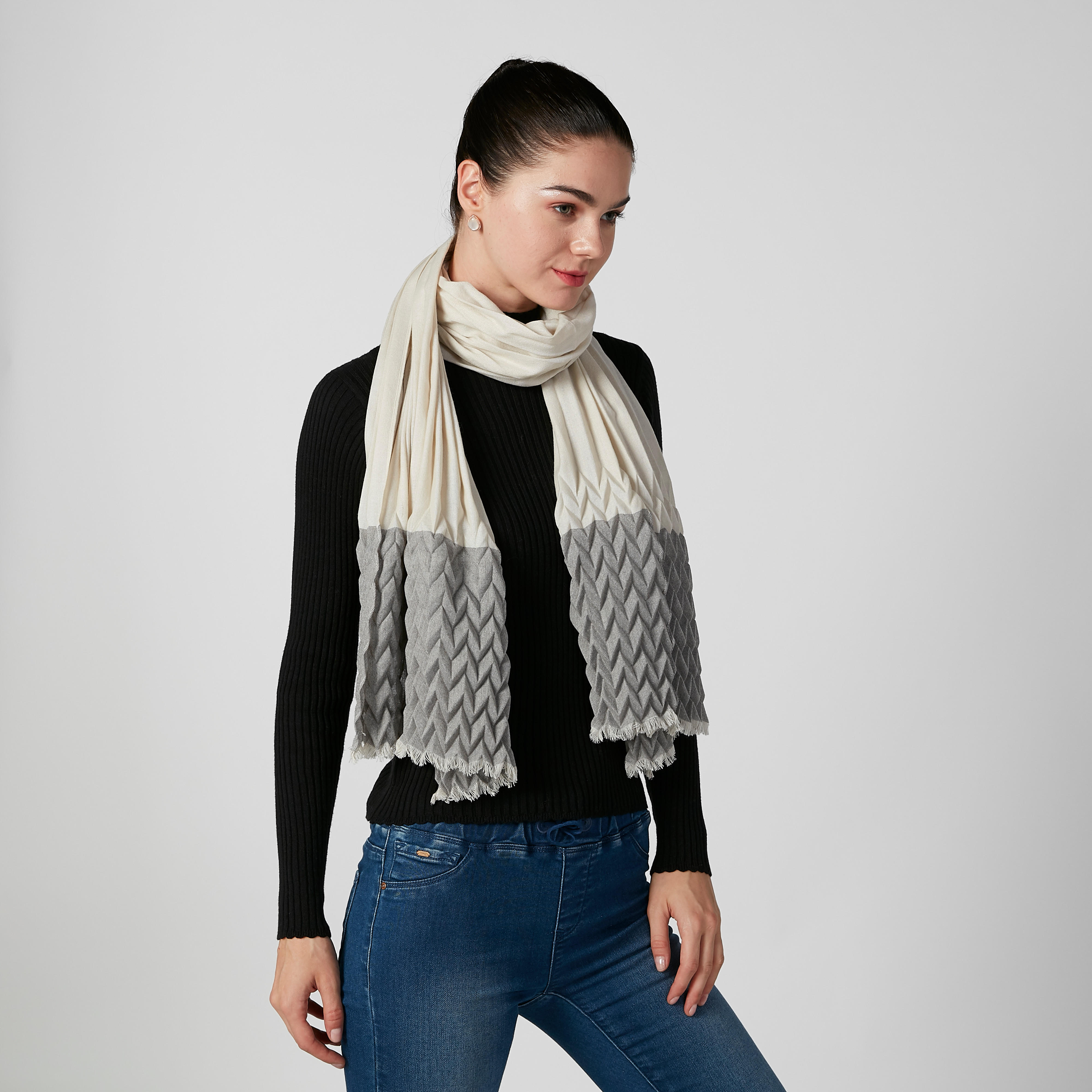 وشاح بملمس بارز وشراشيب-women-clothingaccessories-scarves-image-2