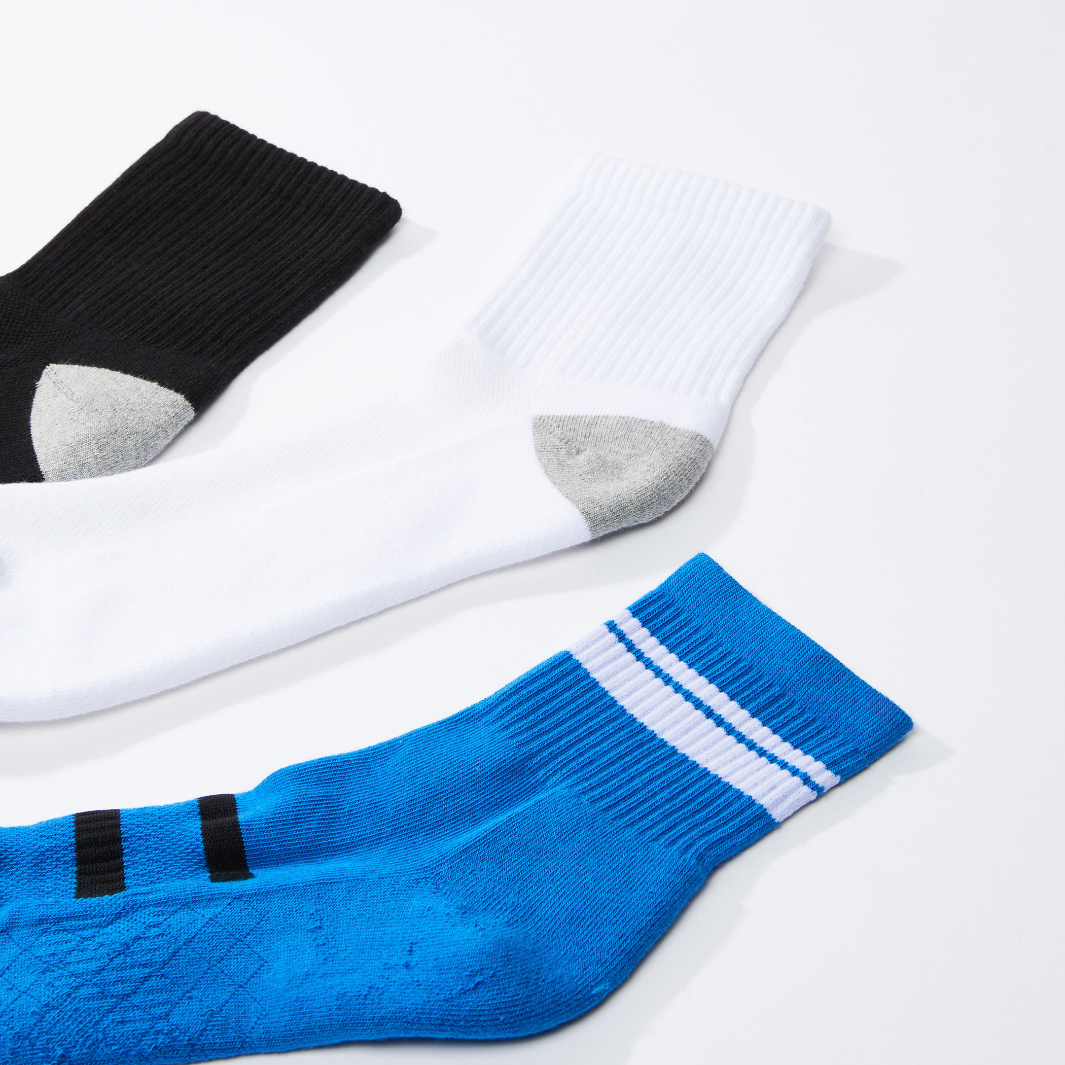 جوارب بارزة الملمس بطول الكاحل بحواف مضلّعة - طقم من 3 أزواج-men-socks-image-2