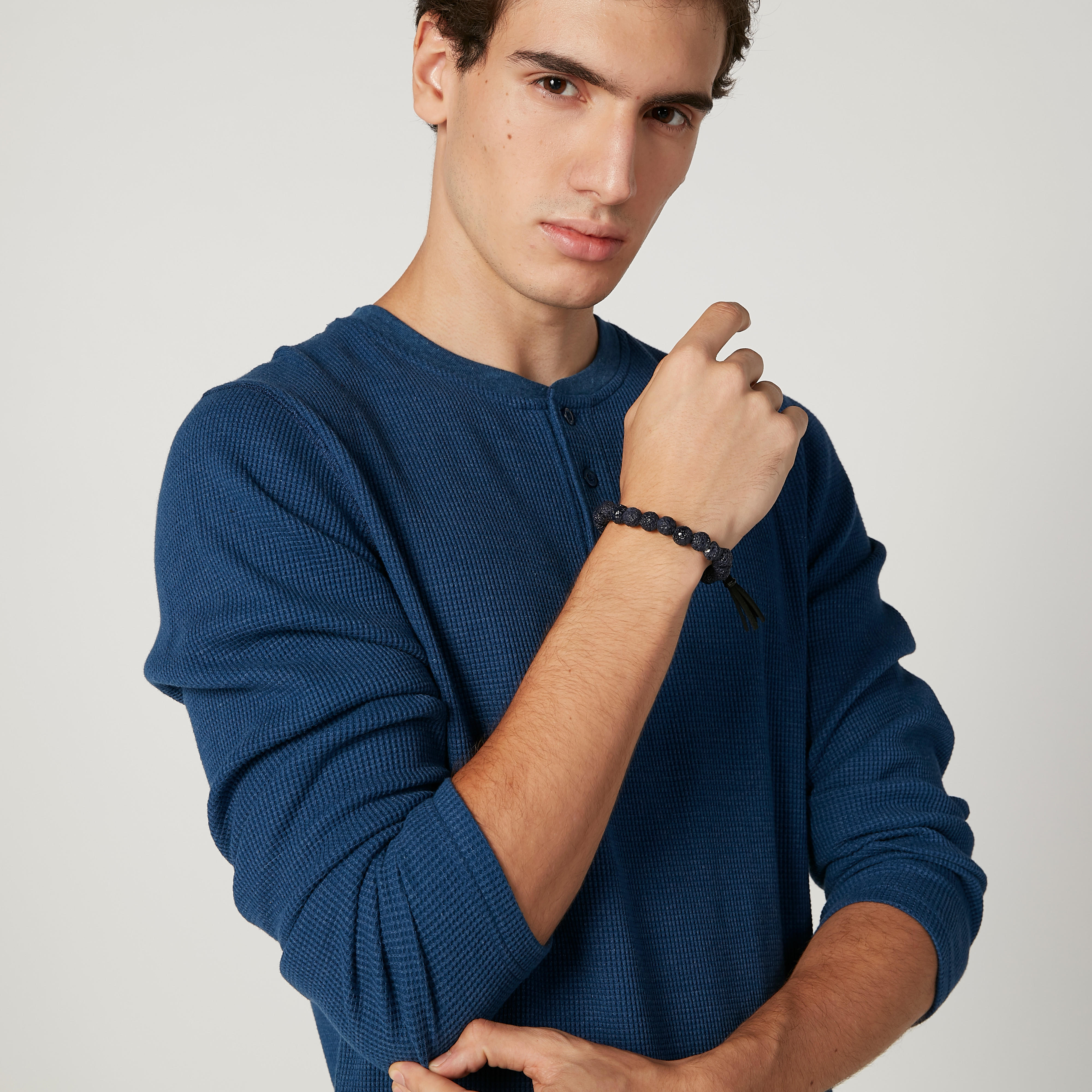 إسوارة مزيّنة بالخرز وبتفاصيل شُرابات-men-watchesandjewellery-bracelets-image-2