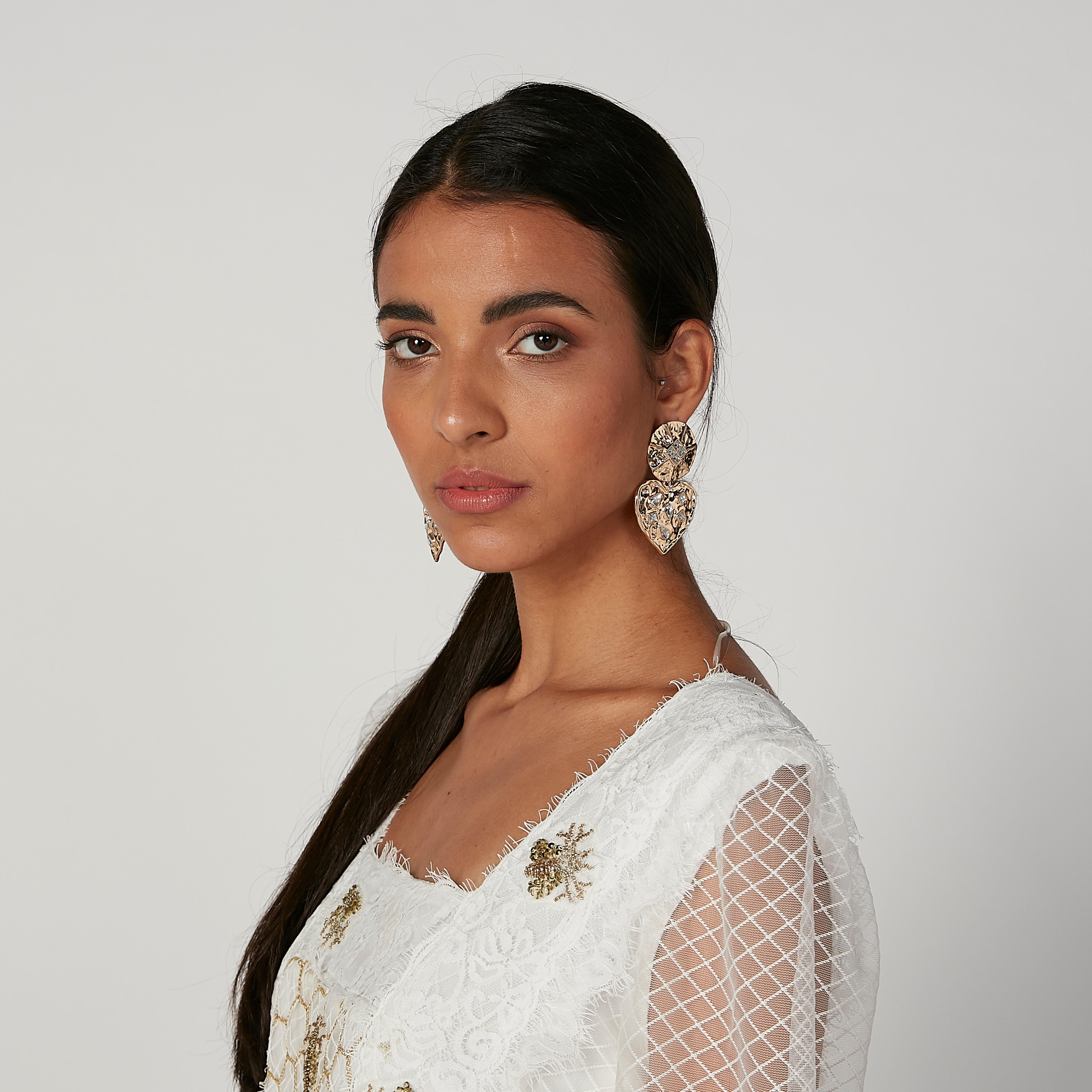 حلق مرصّع بدلّاية ومكبس إغلاق-women-watchesandjewellery-jewellery-earrings-image-2
