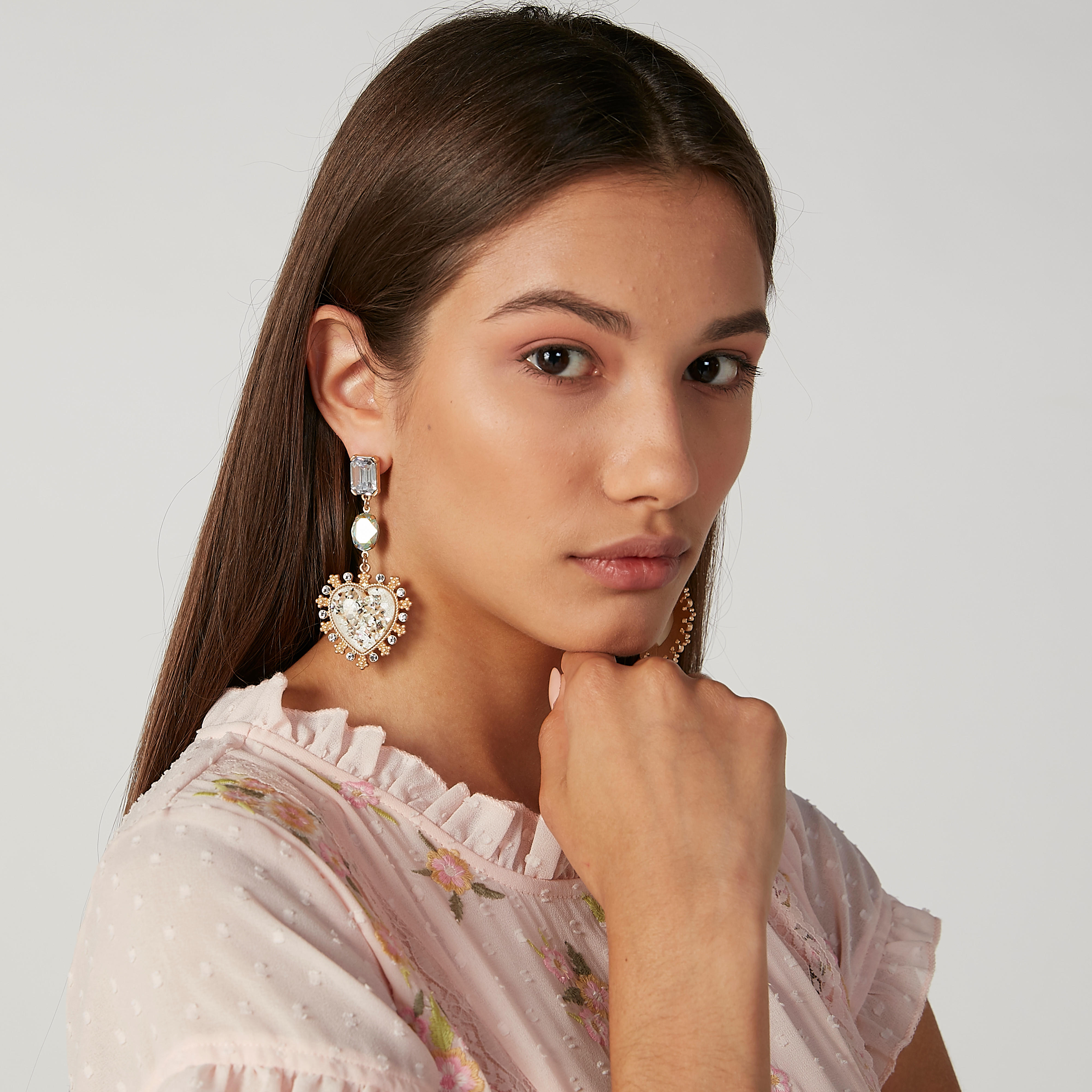 حلق مرصّع بدلّاية ومكبس إغلاق-women-watchesandjewellery-jewellery-earrings-image-3