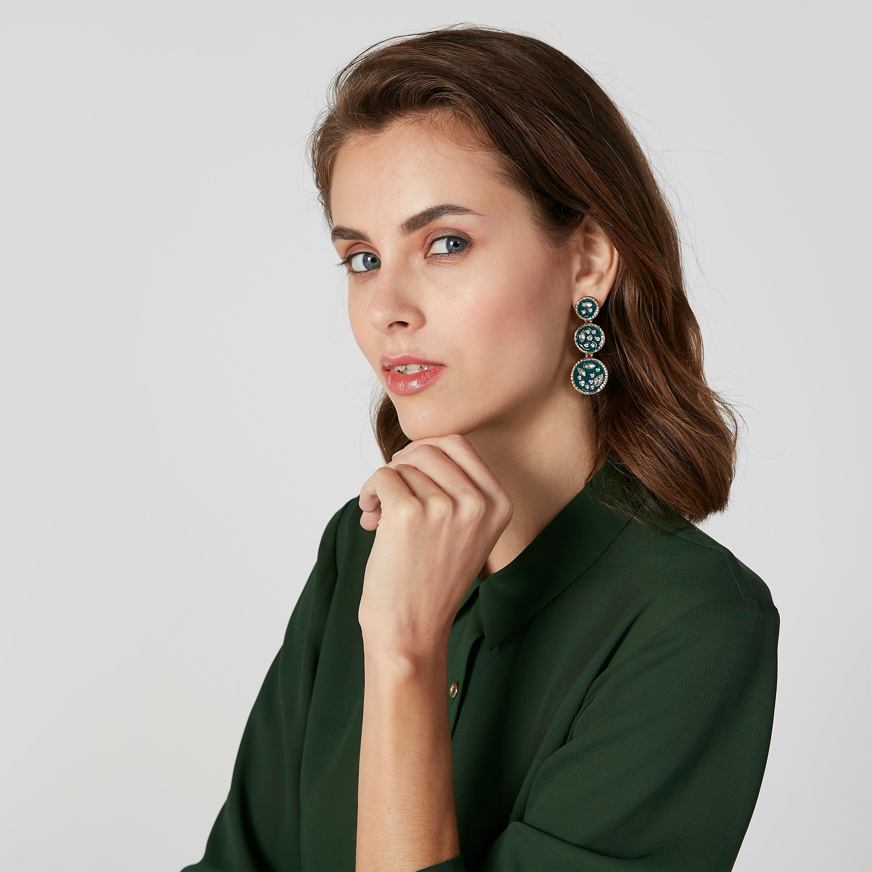 حلق بدلّاية مرصّعة ومكبس إغلاق-women-watchesandjewellery-jewellery-earrings-image-2