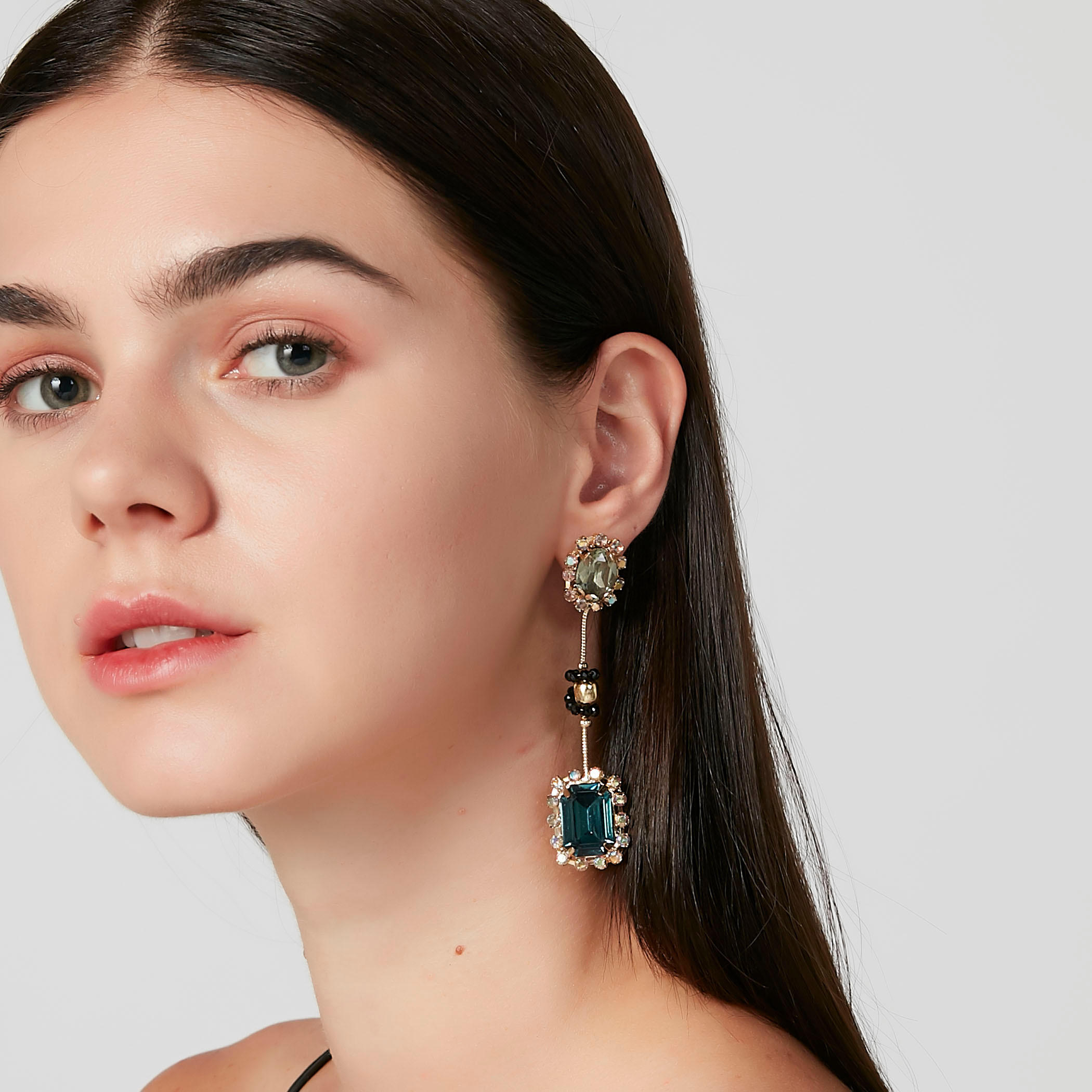 حلقان بدلّاية مزيّنة ومكبس إغلاق-women-watchesandjewellery-jewellery-earrings-image-2