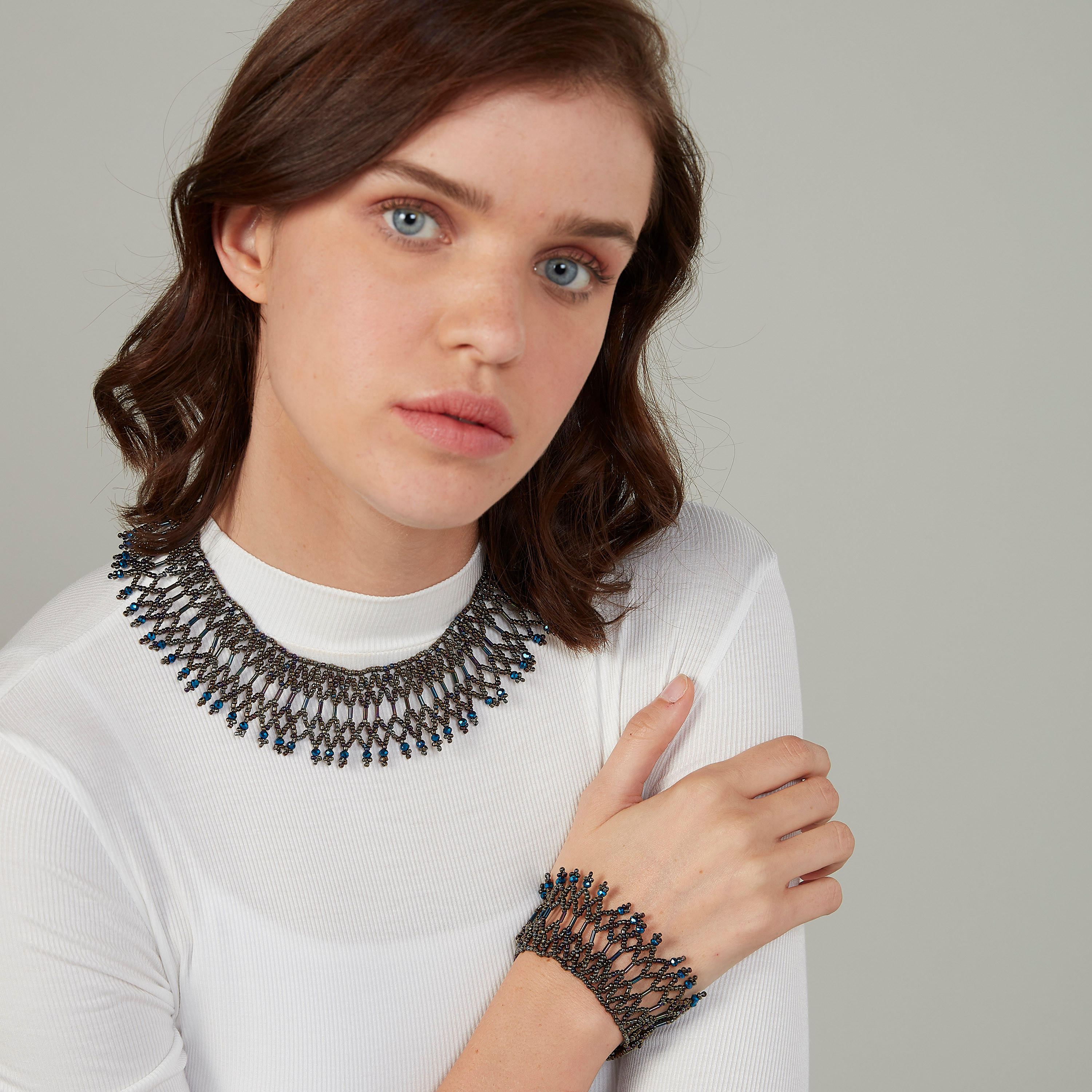 سوار مزيّن بالخرز مع قلادة-women-watchesandjewellery-jewellery-jewellerysets-image-3