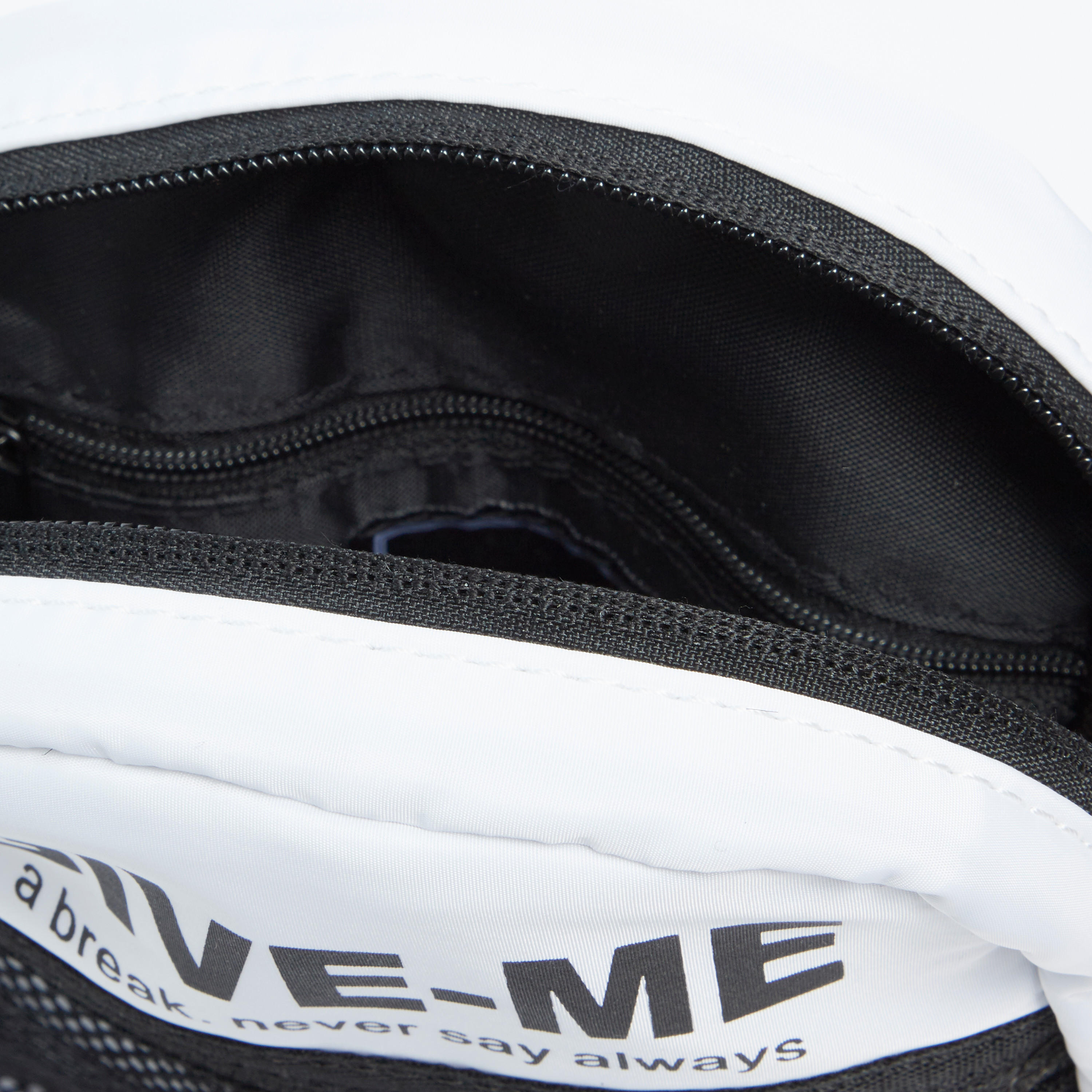 شنطة ماسنجر بسحّاب إغلاق وحمالات قابلة للتعديل وطبعات-men-bags-image-5