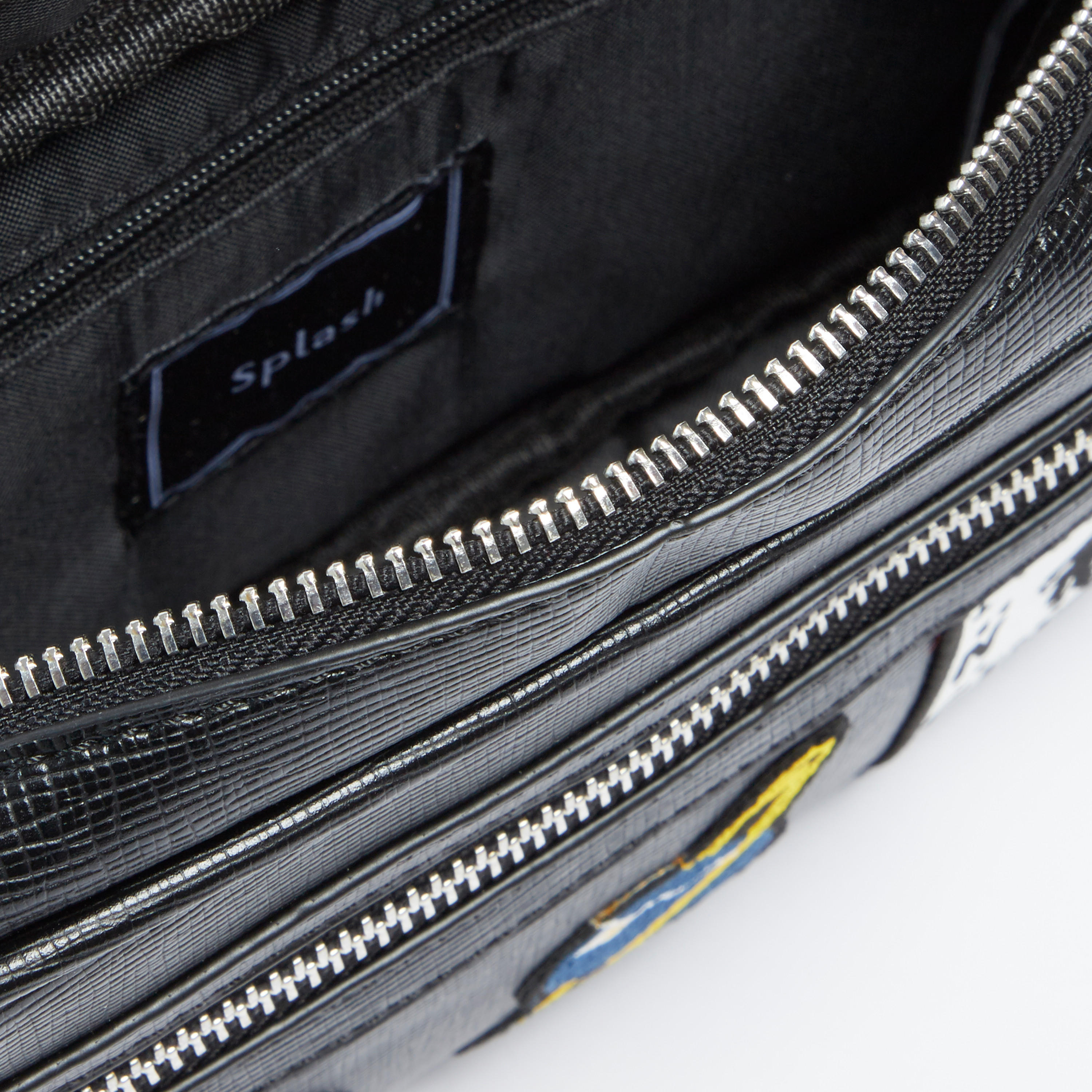 شنطة كروس بودي بسحاب إغلاق وحمّالة قابل للتعديل وطبعات-men-bags-image-1