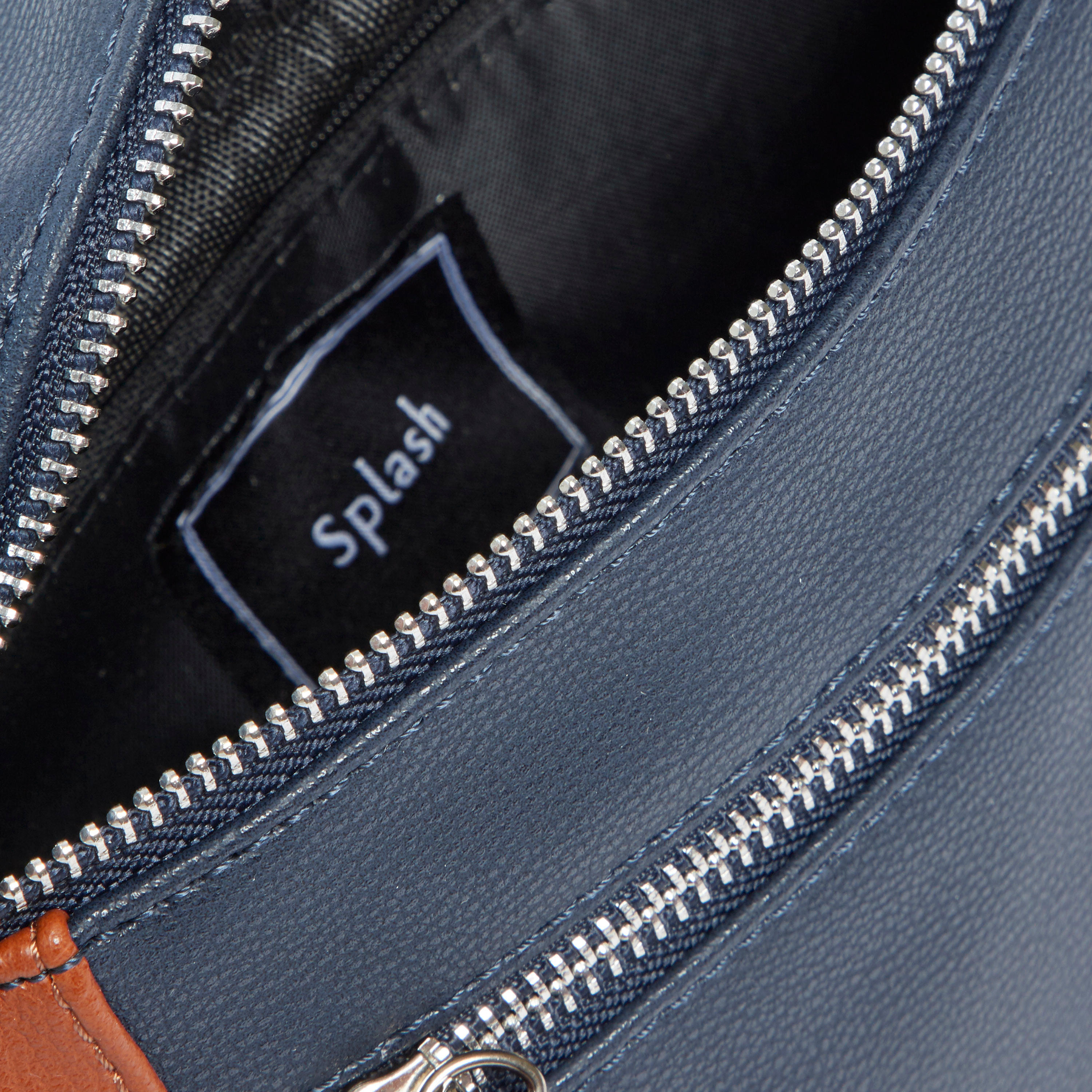 حقيبة خصر بارزة الملمس بسحّاب إغلاق وحزام قابل للتعديل-men-bags-image-5