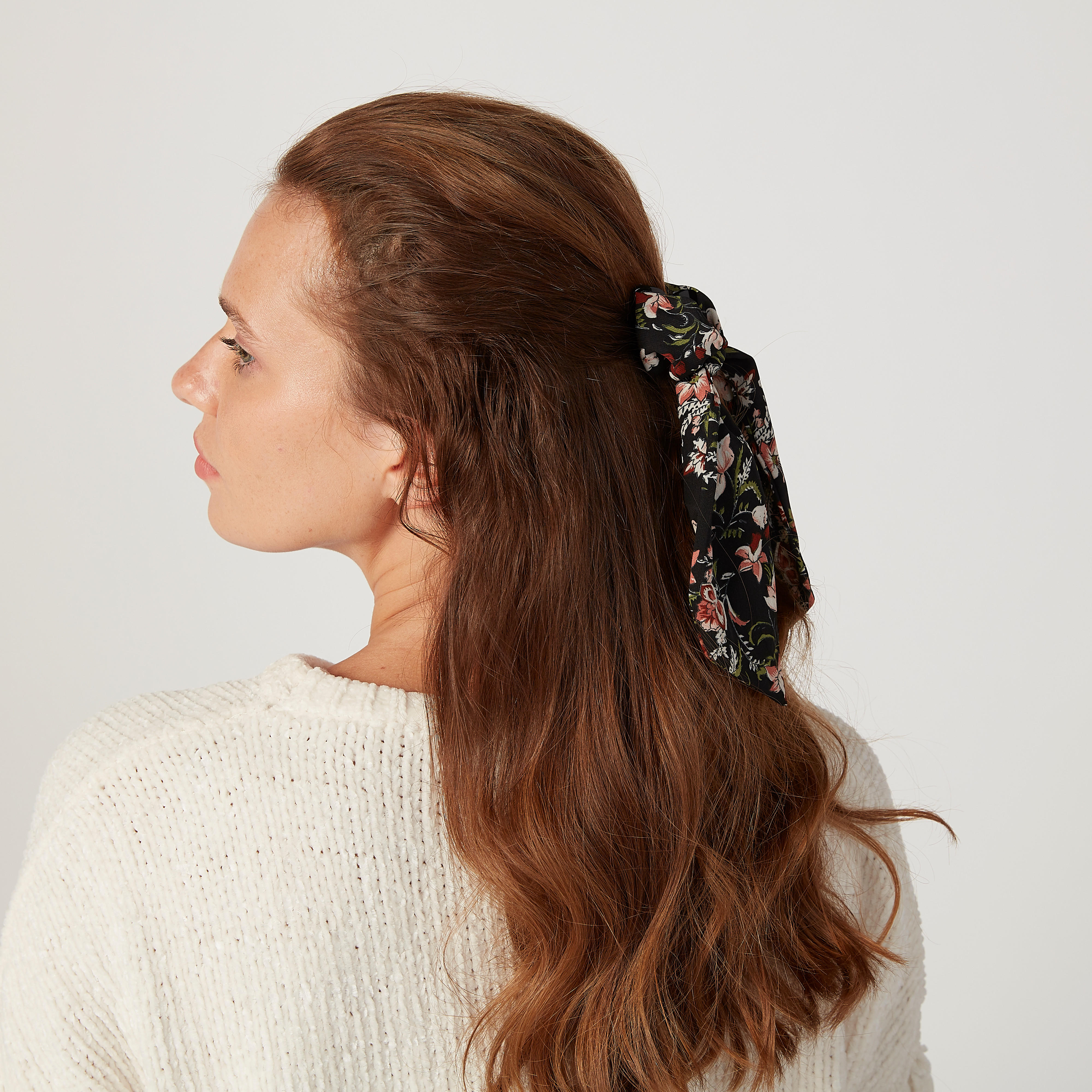 مشبك شعر بتفاصيل رباط وطبعات-women-hairaccessories-image-2
