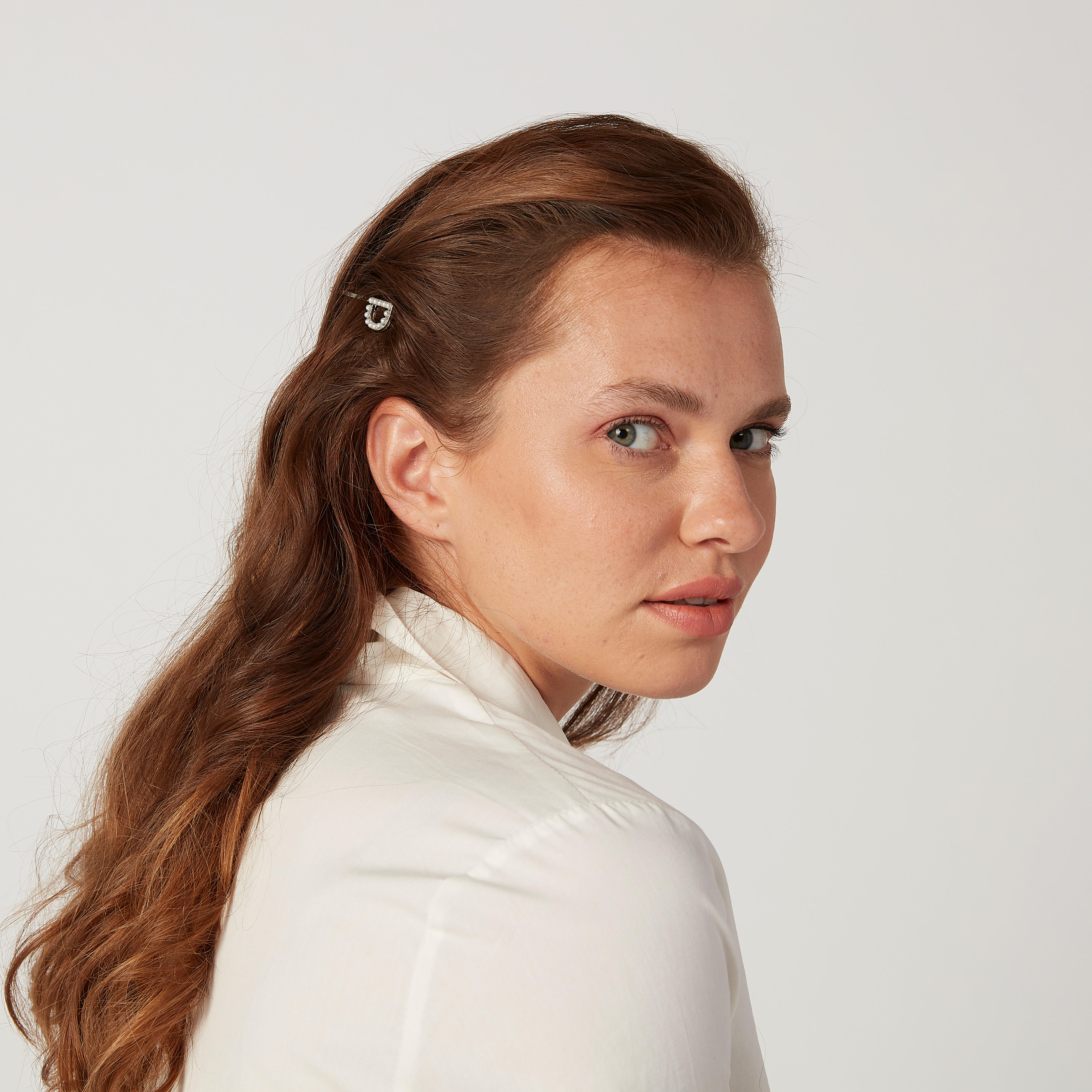 دبابيس شعر أحرف إنجليزية بتفاصيل لؤلؤ - طقم من 4 قطع-women-hairaccessories-image-2