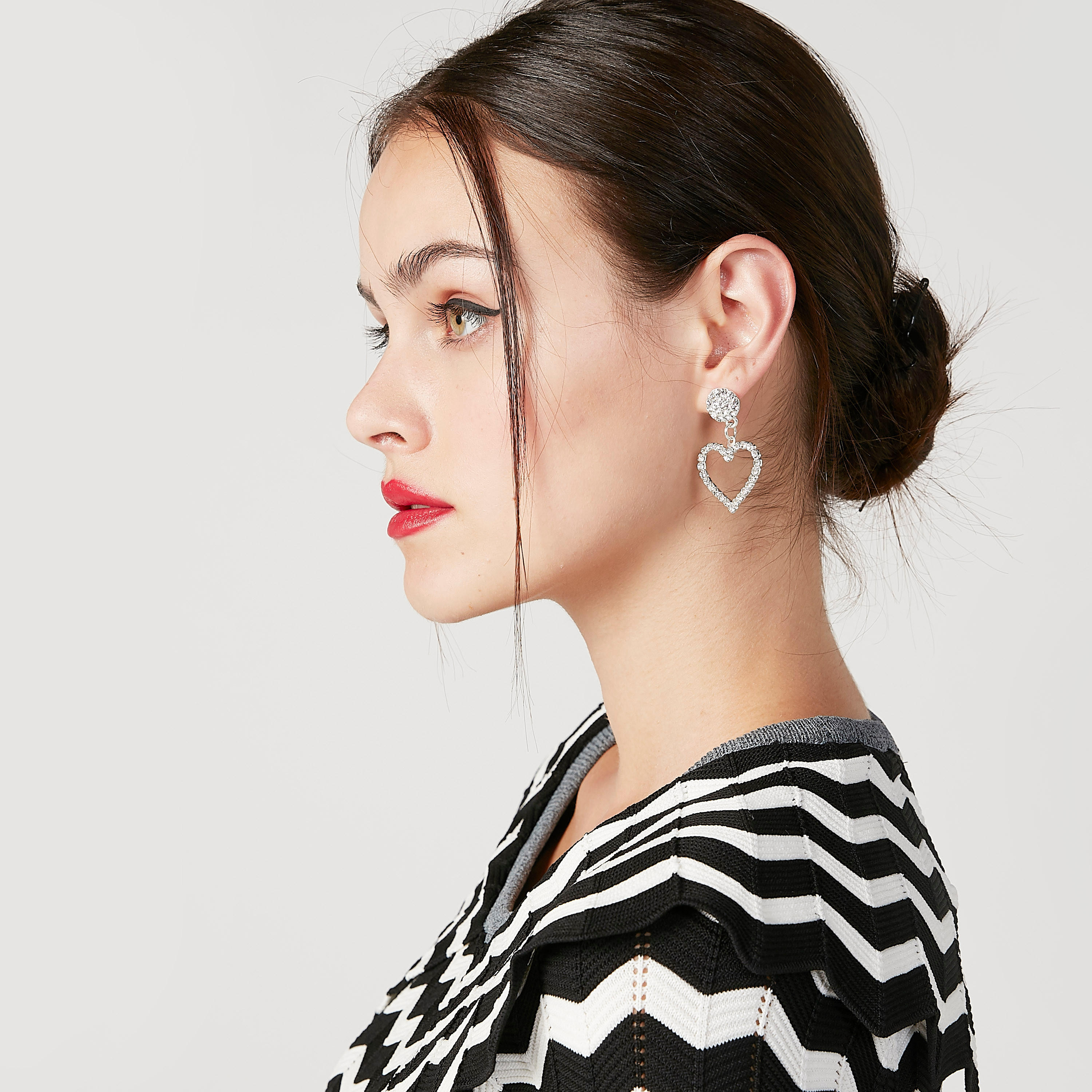 حلق بدلّاية مرصّعة ومكبس إغلاق-women-watchesandjewellery-jewellery-earrings-image-3