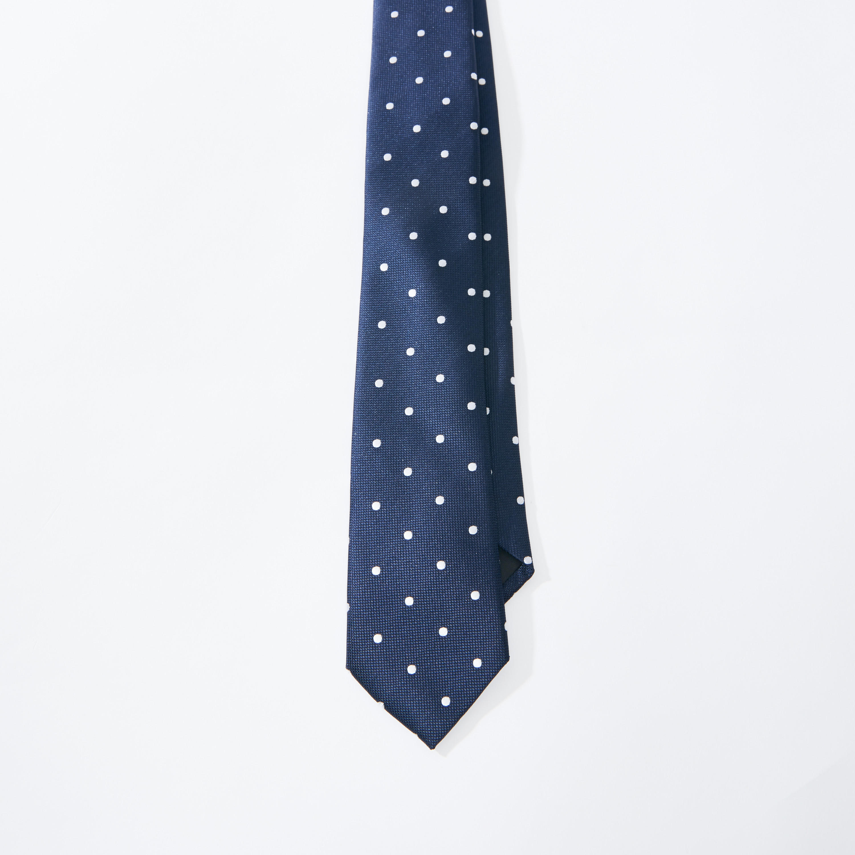 ربطة عنق عادية بطبعات منقّطة وحلقة تثبيت-men-tiesandcufflinks-pocketsquares-image-1