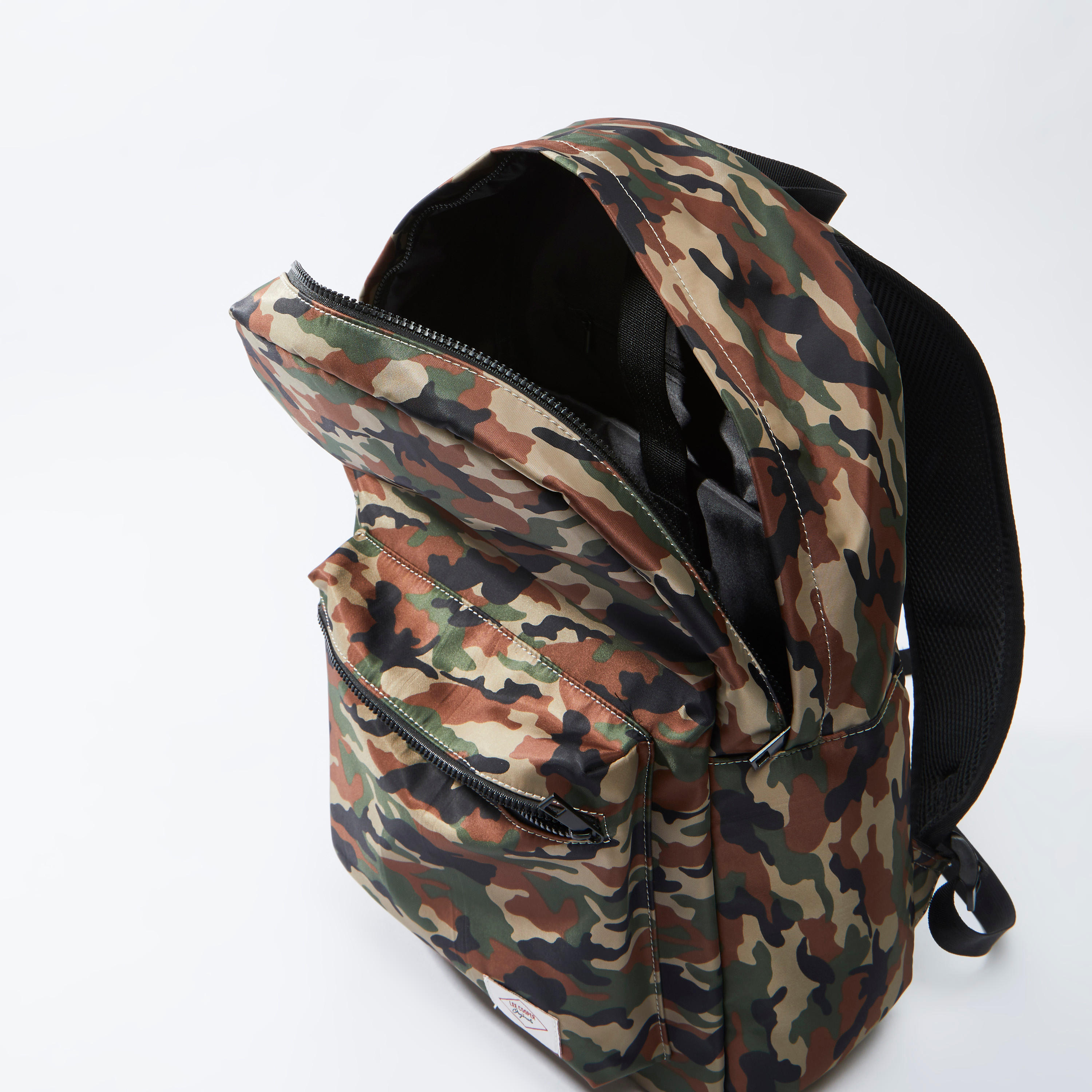 شنطة ظهر بحمّالات كتف قابلة للتعديل وطبعات مموّهة من لي كوبر-men-bags-image-1