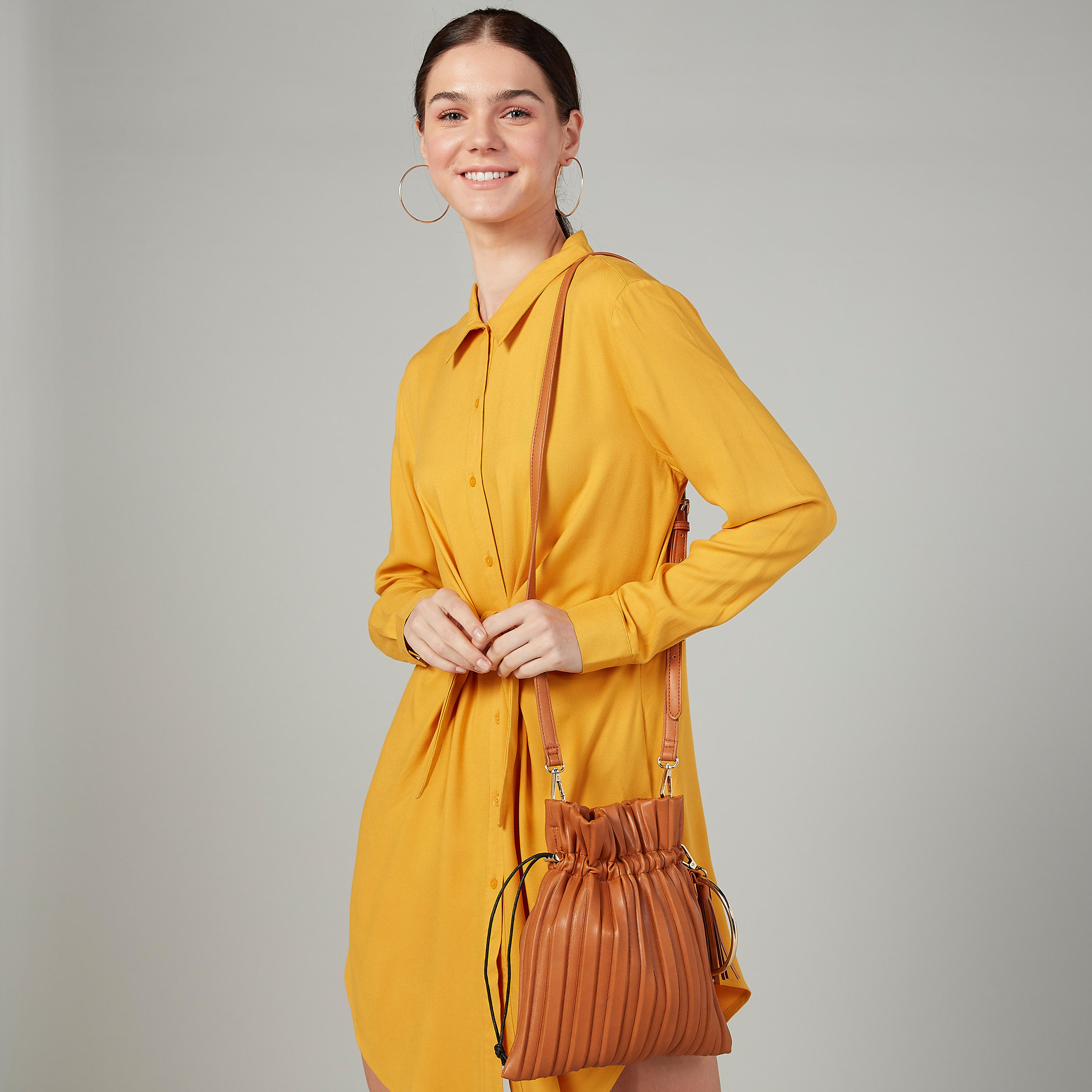 شنطة كروس بودي بملمس بارز وسحّاب إغلاق-women-bagsandwallets-handbags-image-3