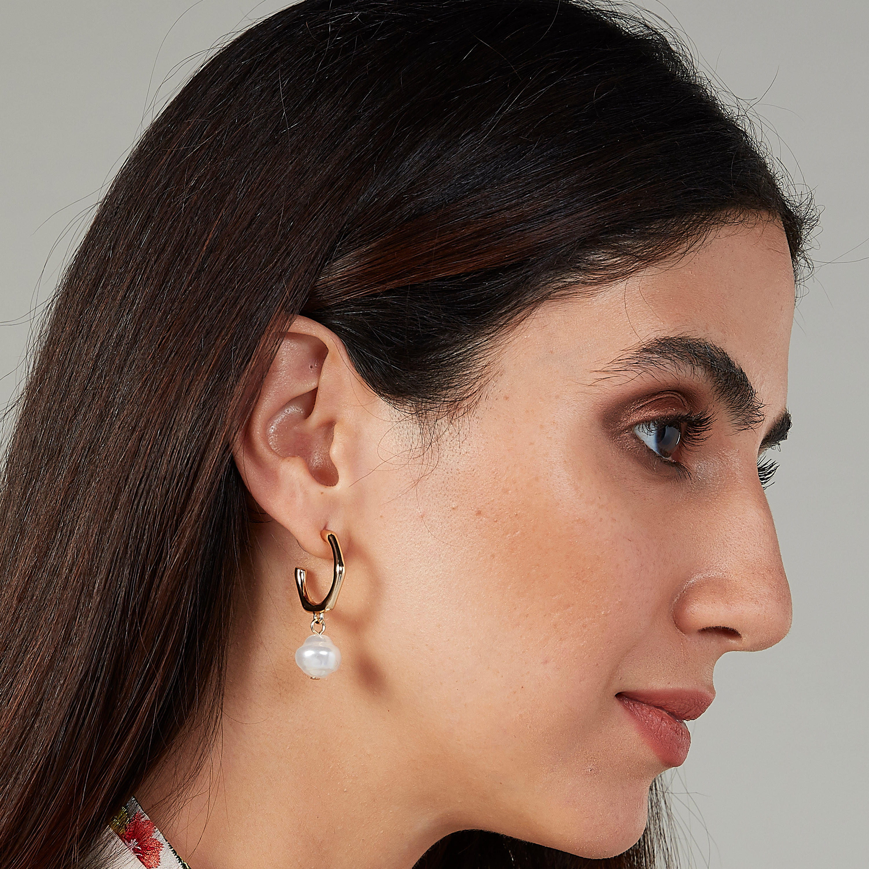 أقراط متدليّة بتفاصيل لؤلؤ ومكبس إغلاق-women-watchesandjewellery-jewellery-earrings-image-2