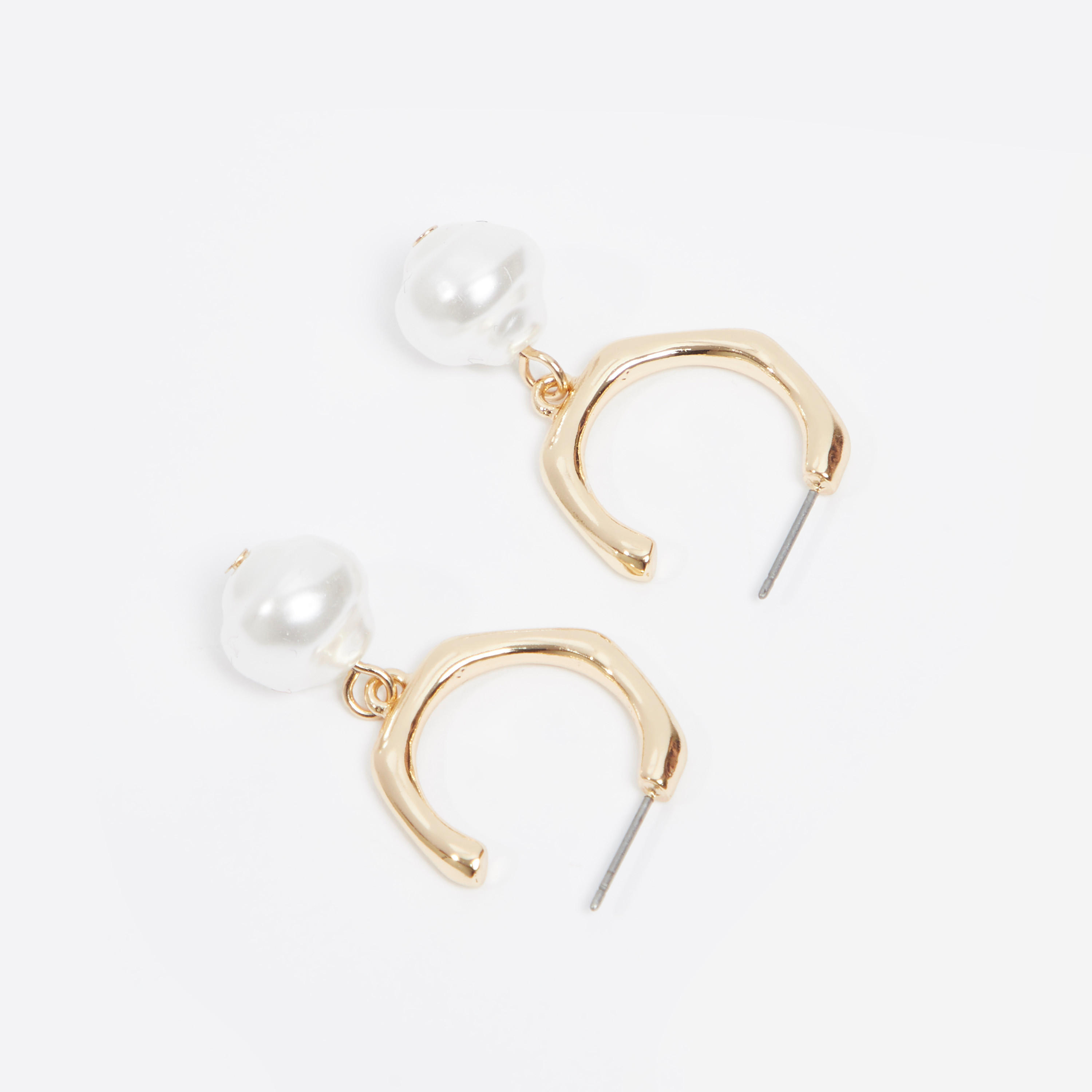 أقراط متدليّة بتفاصيل لؤلؤ ومكبس إغلاق-women-watchesandjewellery-jewellery-earrings-image-3