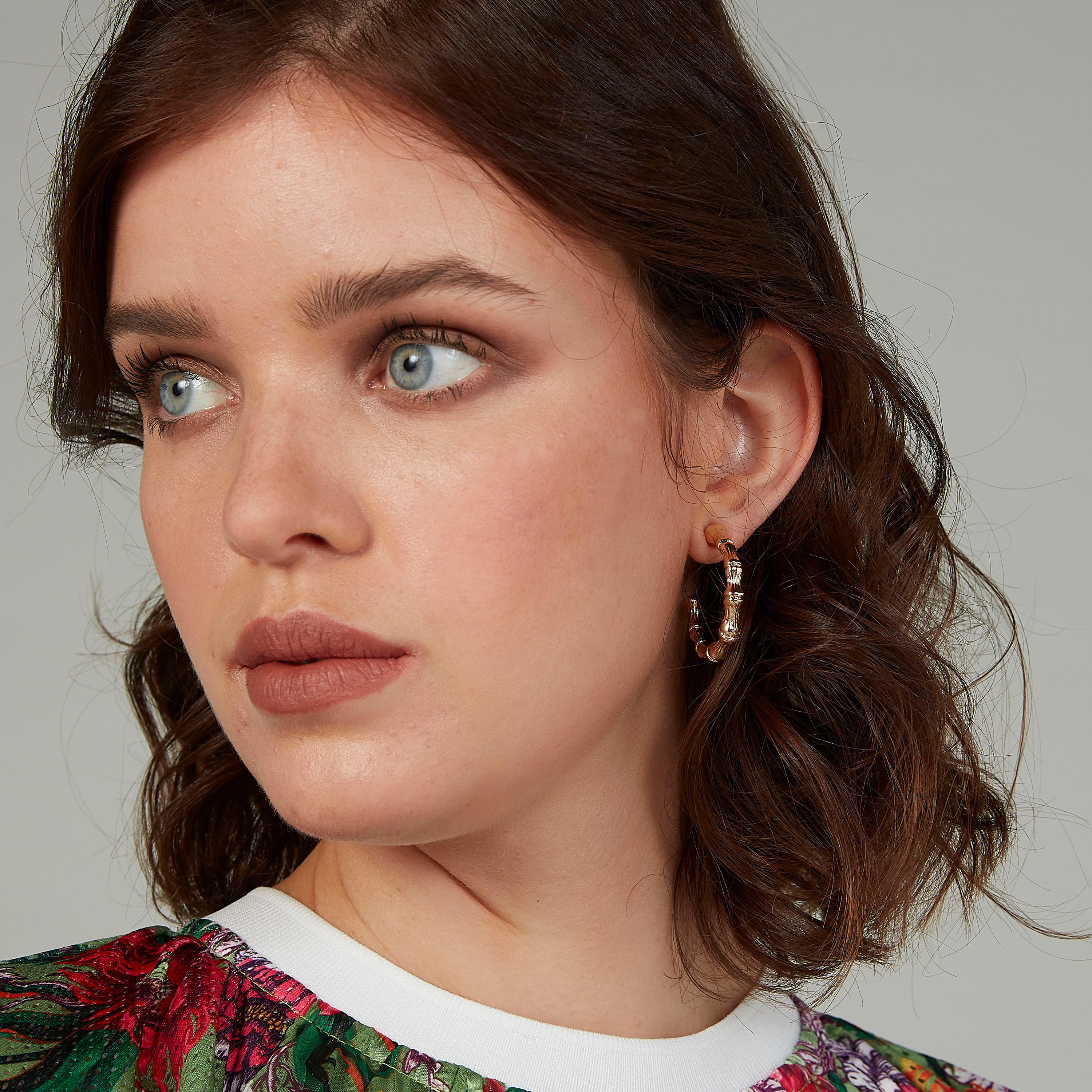 حلق دائري مزيّن بمكبس إغلاق-women-watchesandjewellery-jewellery-earrings-image-2
