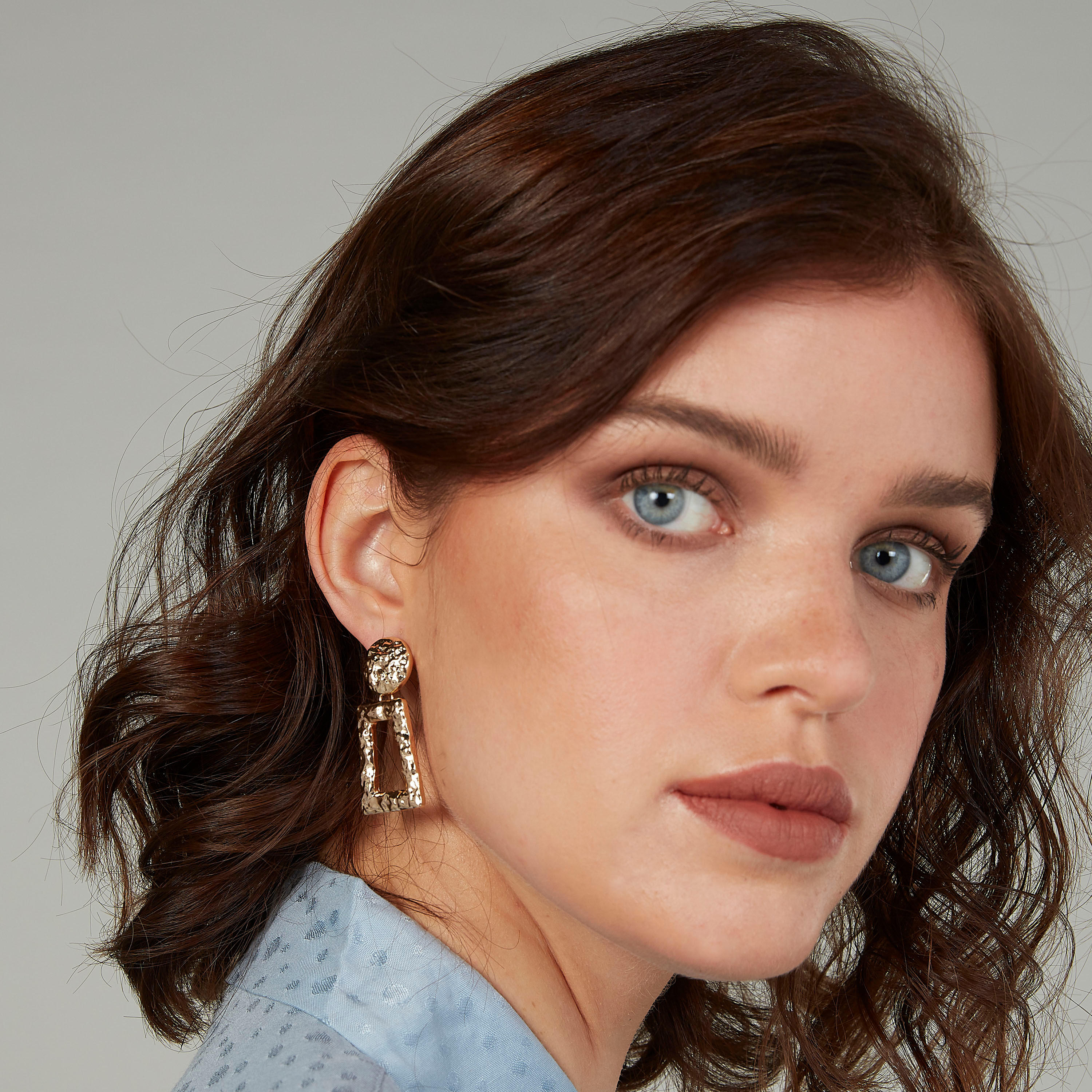 حلقان بدلّاية مزيّنة ومكبس إغلاق-women-watchesandjewellery-jewellery-earrings-image-2