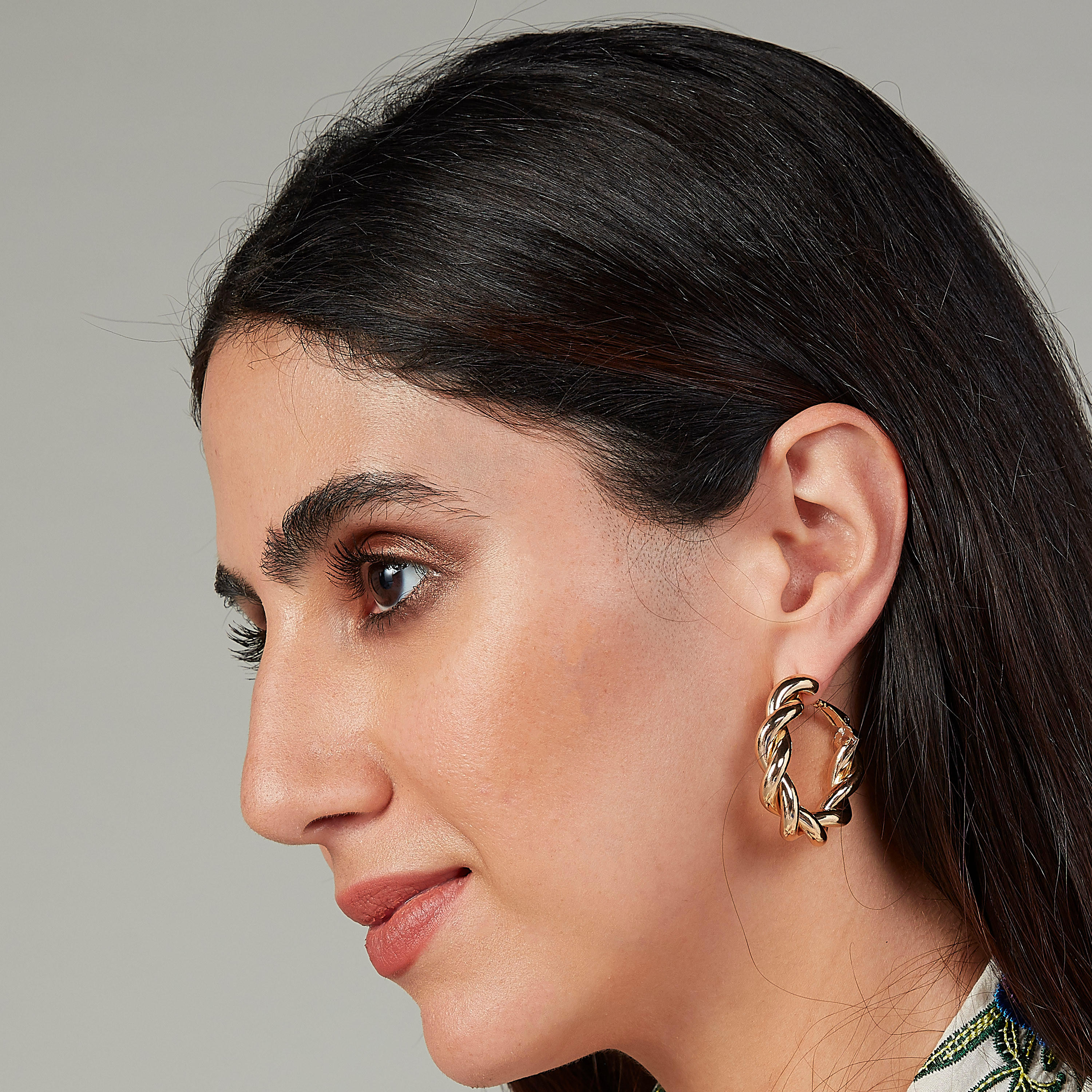 حلقان ميتاليك متدليّة بقفل إغلاق-women-watchesandjewellery-jewellery-earrings-image-2
