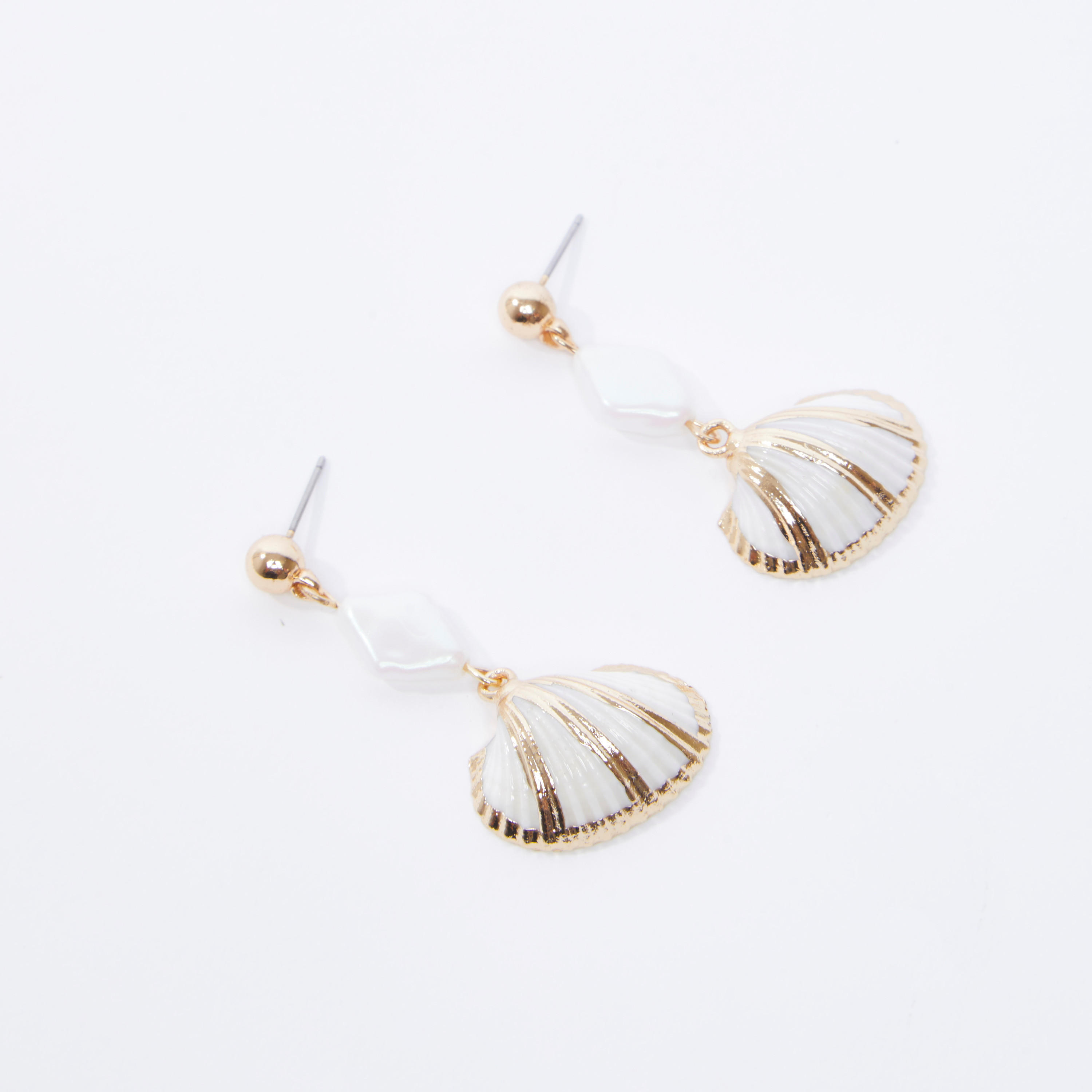 حلقان بدلّاية مزيّنة ومكبس إغلاق-women-watchesandjewellery-jewellery-earrings-image-3