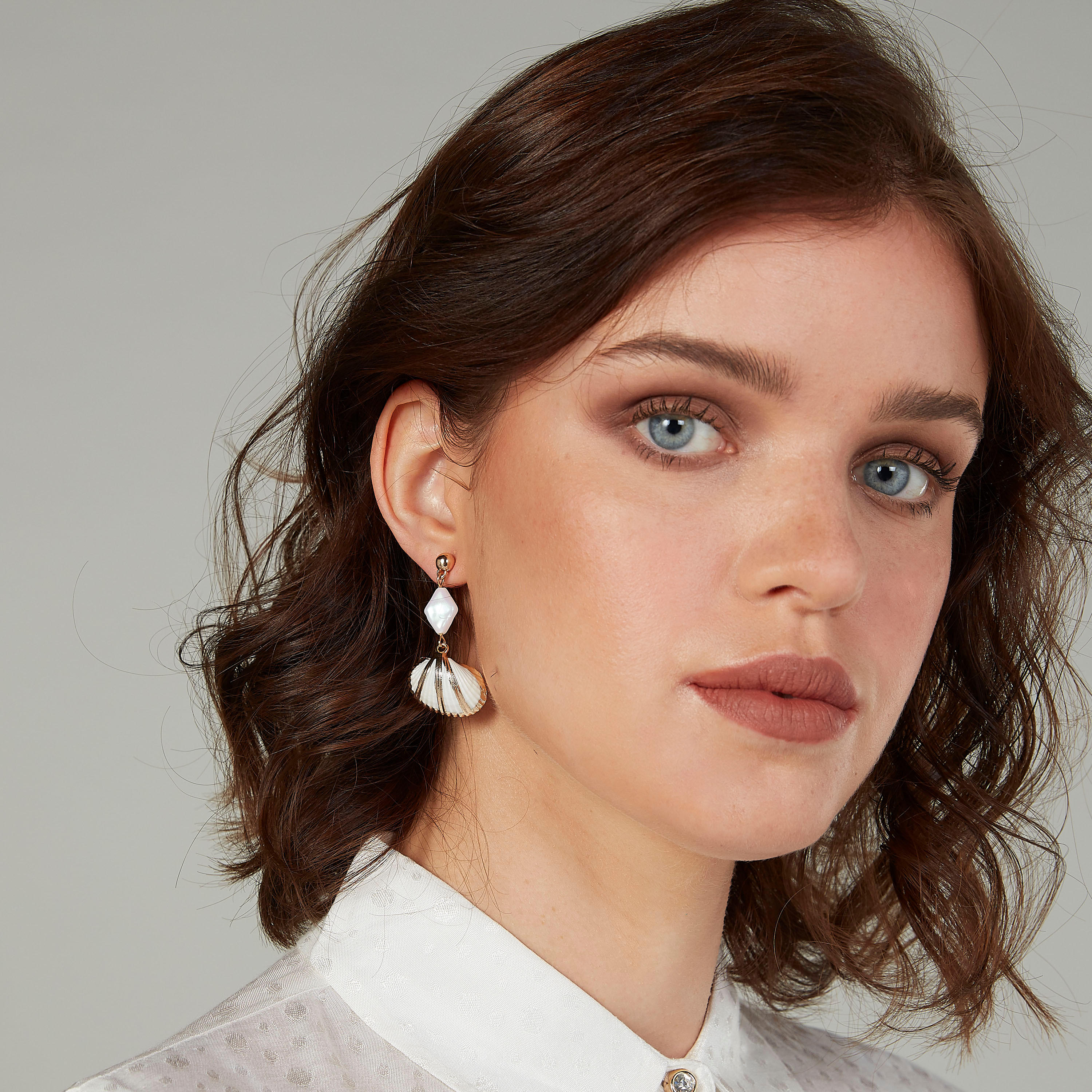 حلقان بدلّاية مزيّنة ومكبس إغلاق-women-watchesandjewellery-jewellery-earrings-image-2