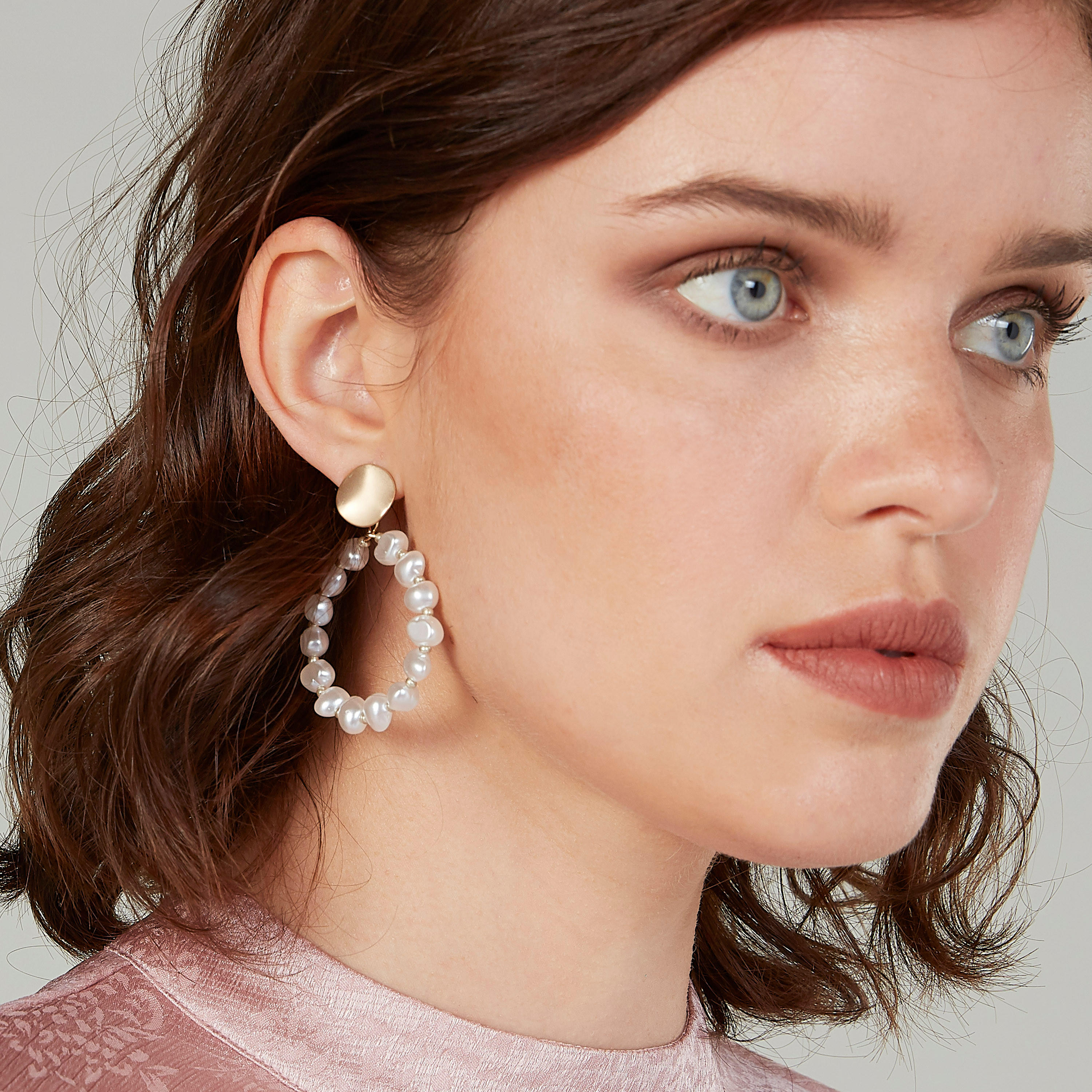 حلق متدلّي بتفاصيل لؤلؤ ومكبس إغلاق-women-watchesandjewellery-jewellery-earrings-image-2