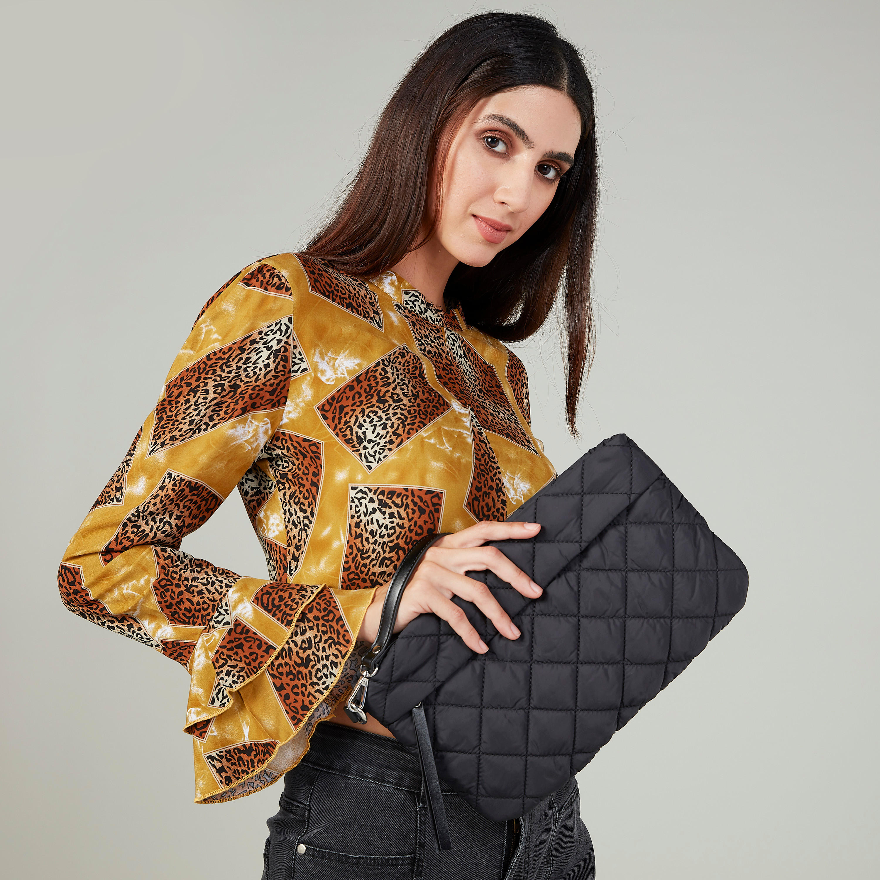كلاتش مبطّنة بحزام معصم وسحّاب للإغلاق-women-bagsandwallets-wallets-image-2