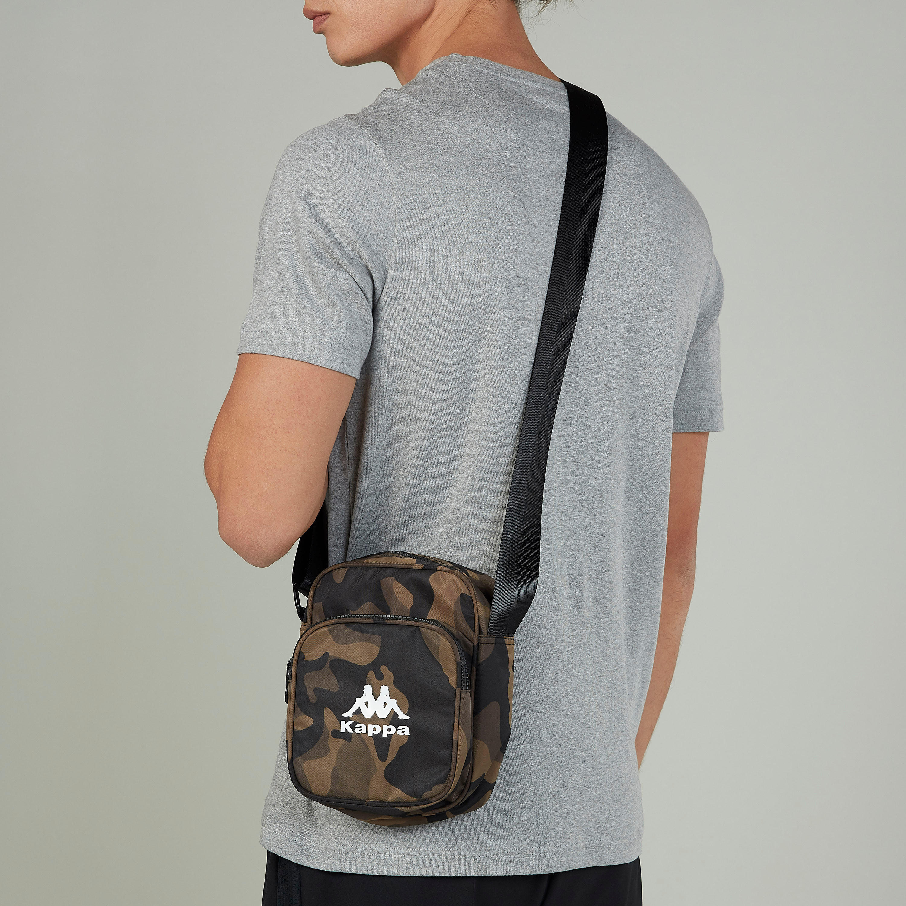 شنطة كروس بودي بطبعات وحزام قابل للتعديل من كابا-men-bags-image-4