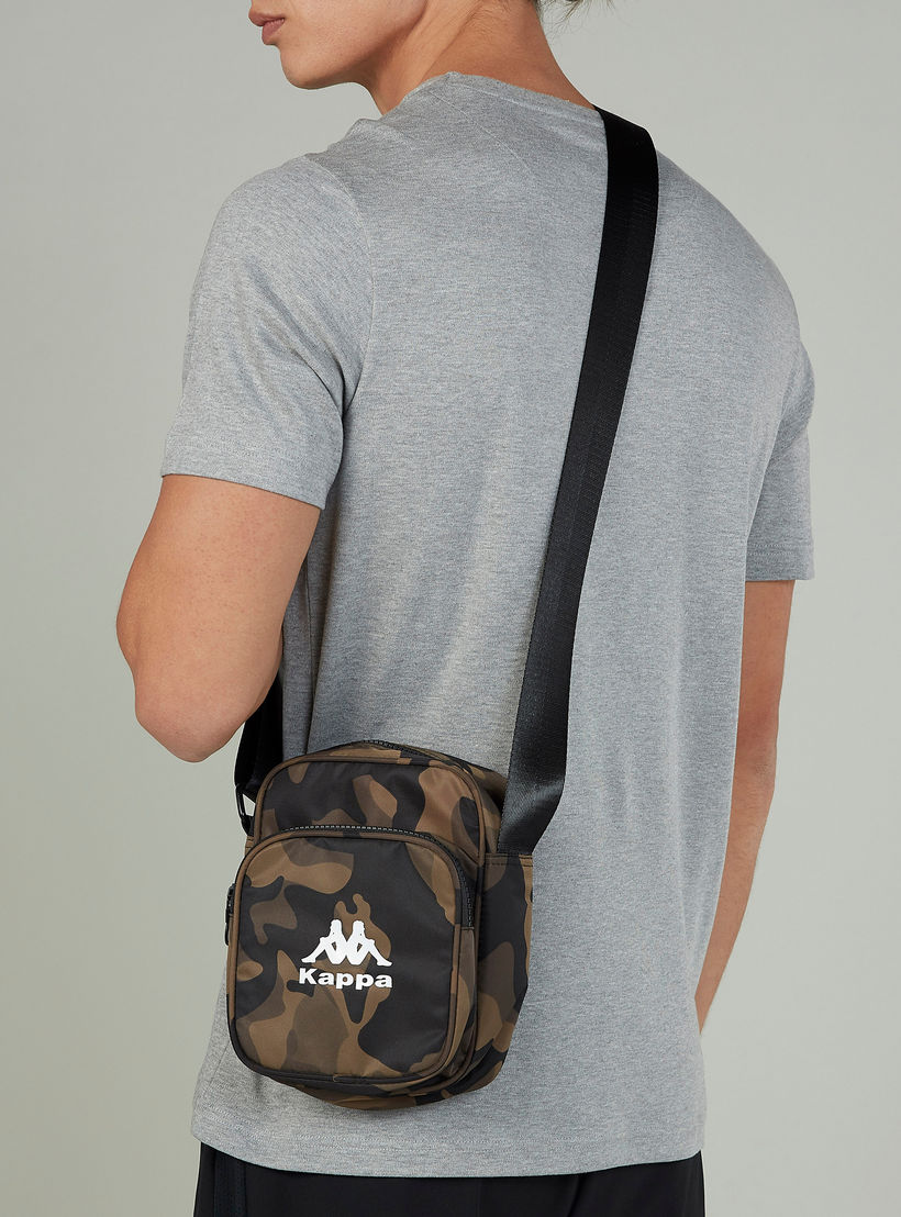 شنطة كروس بودي بطبعات وحزام قابل للتعديل من كابا-men-bags-image-4