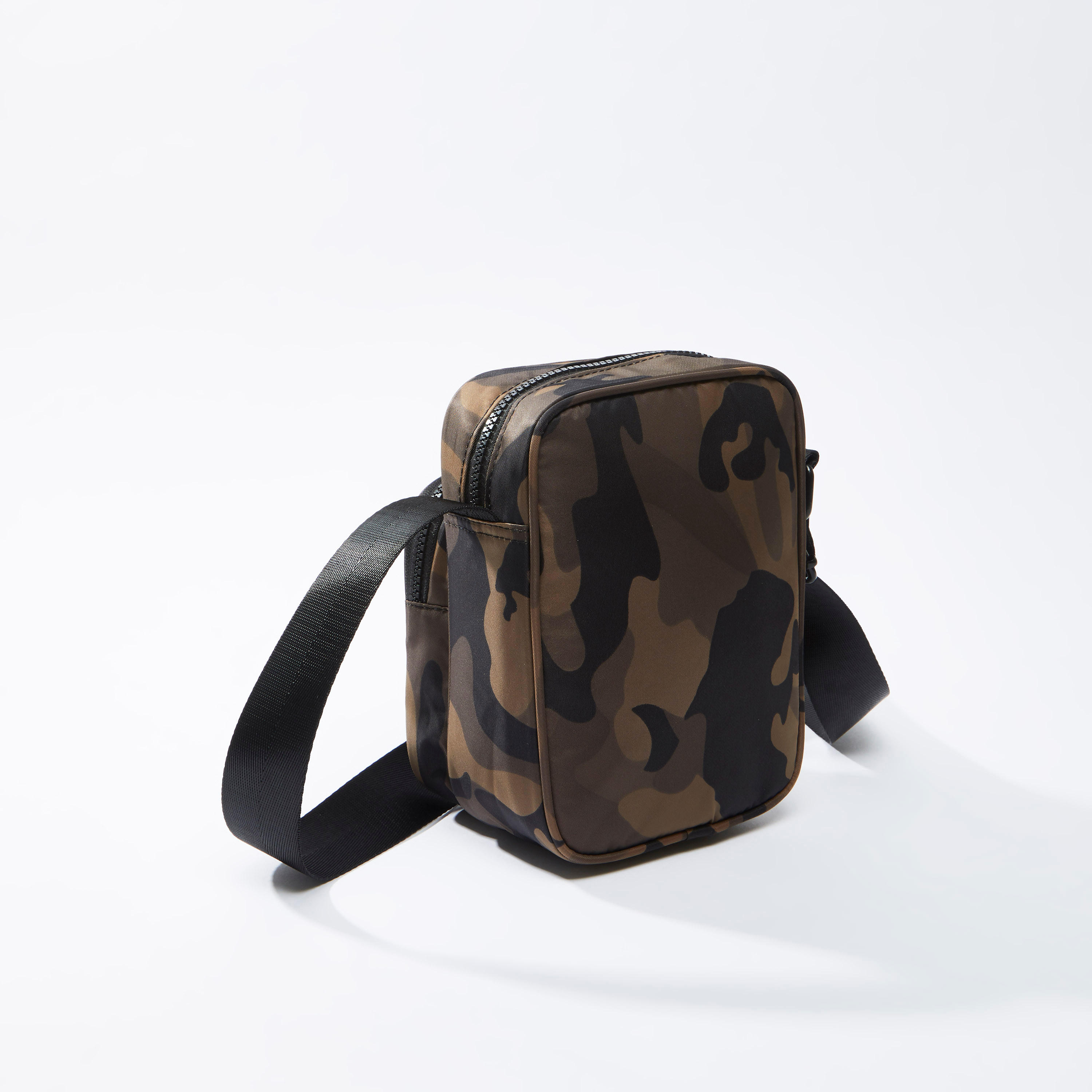 شنطة كروس بودي بطبعات وحزام قابل للتعديل من كابا-men-bags-image-2