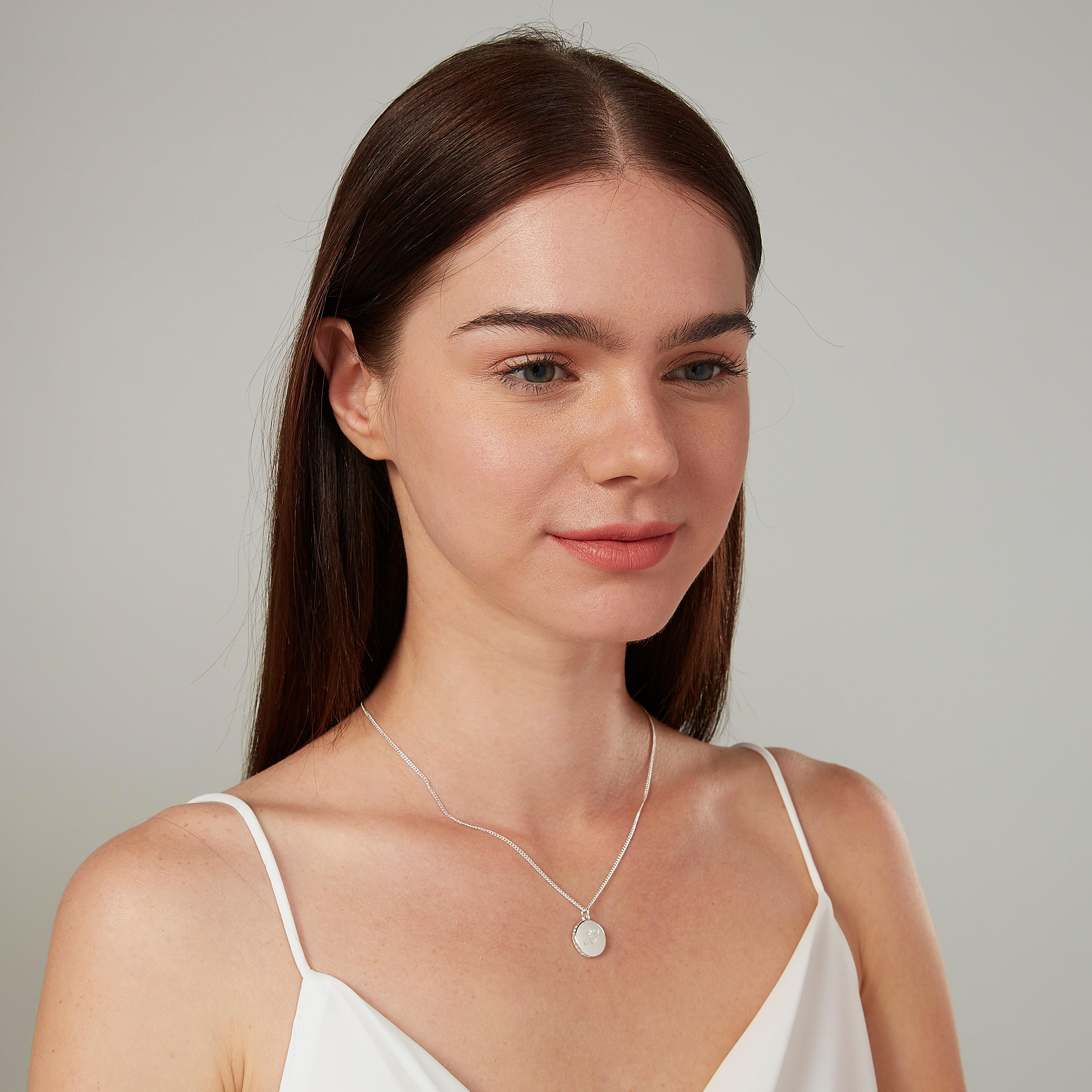 عقد مزيّن بدلاية ومشبك إغلاق-women-watchesandjewellery-jewellery-necklacesandpendants-image-2